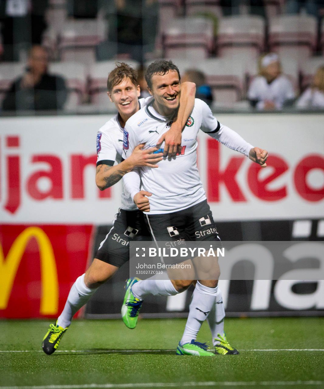 Örebros Shpetim Hasani gör 3-0 till Örebro och jublar