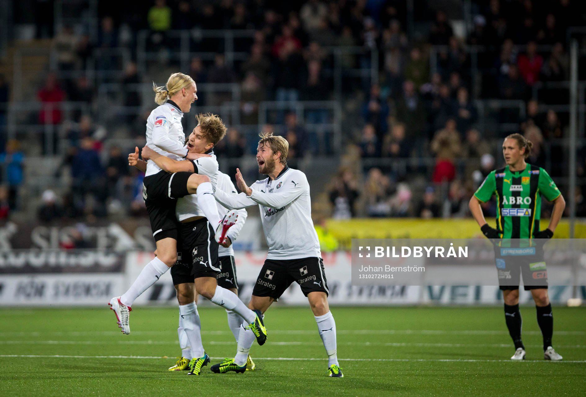 Örebros Kalle Holmberg gör 2-0 och jublar med Christoffer