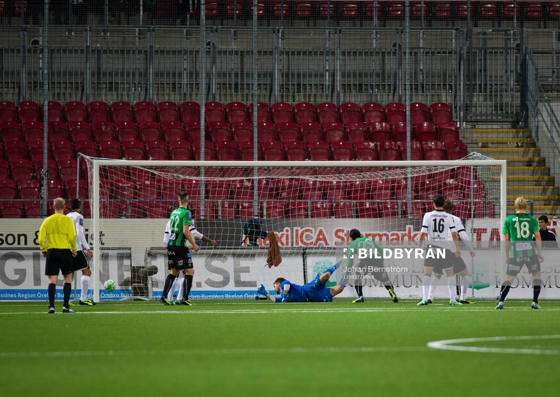 GAIS Adam Eriksson gör 4-1 på Oscar Jansson, målvakt