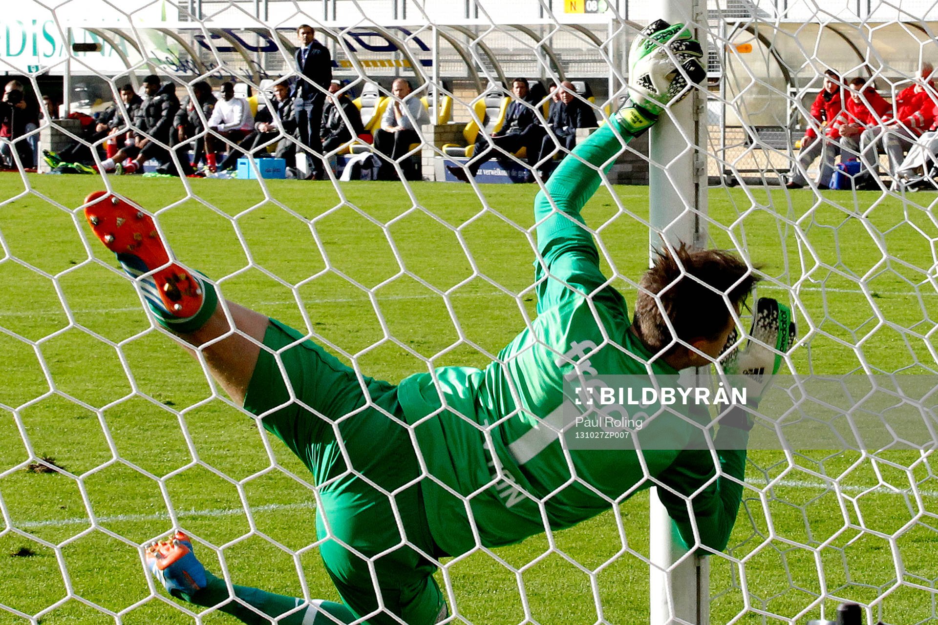 KERKRADE - Voetbal , 27-10-2013 , Roda JC Kerkrade - PSV , Parkstad Limbrug Stadion, Eredivisie, seizoen 2013/2014, PSV Eindhoven doelman Przemyslaw Tyton slaat met zijn hoofd tegen zijn doelpaal en raakt bewusteloos, op de achtergrond kijkt PSV Eindhoven trainer Philip Cocu toe.