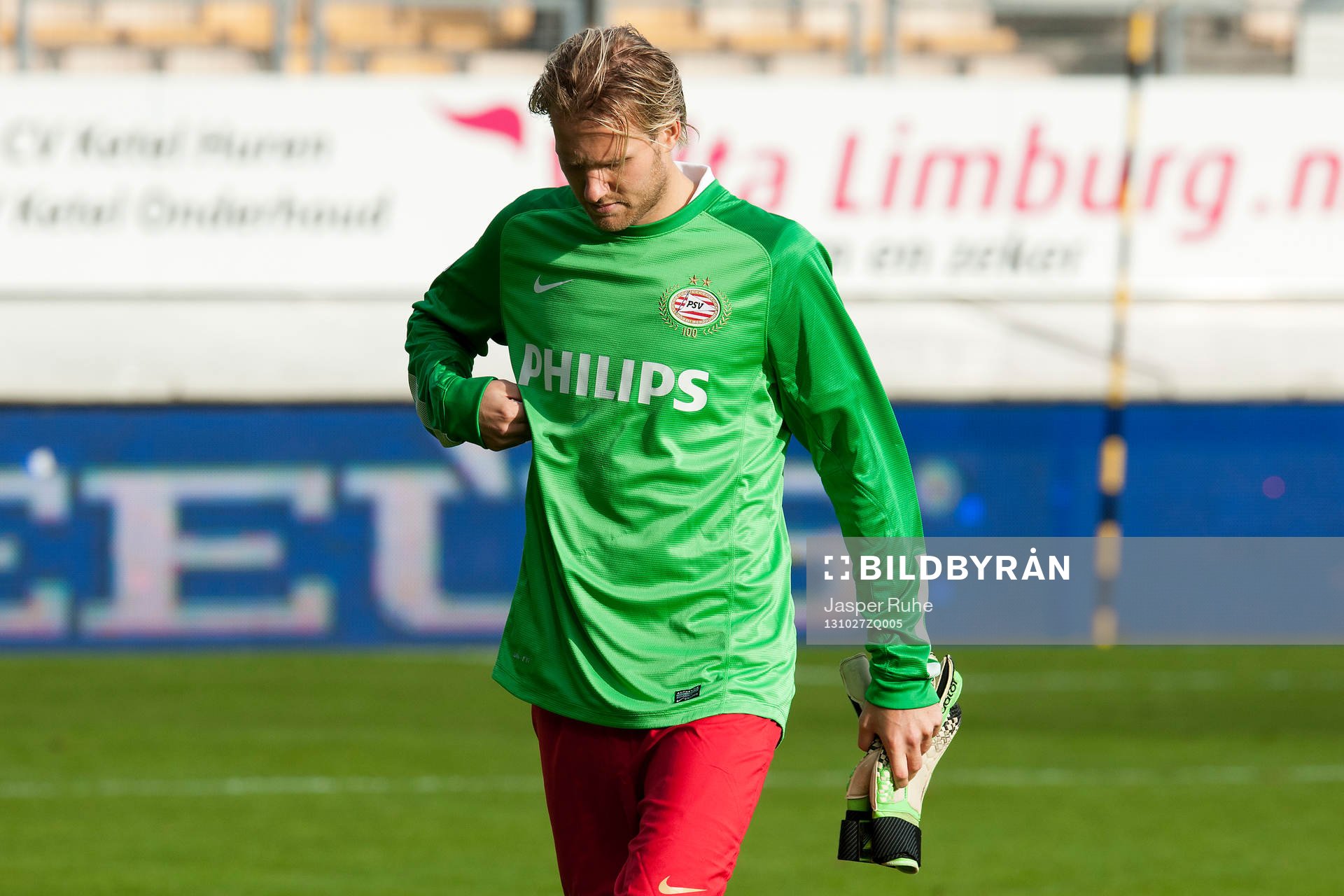  KERKRADE , Roda JC - PSV , 27-09-2013 , Parkstad Limburg Stadion , 2-1 , PSV speler Ola Toivonen verlaat het veld na het verlies .