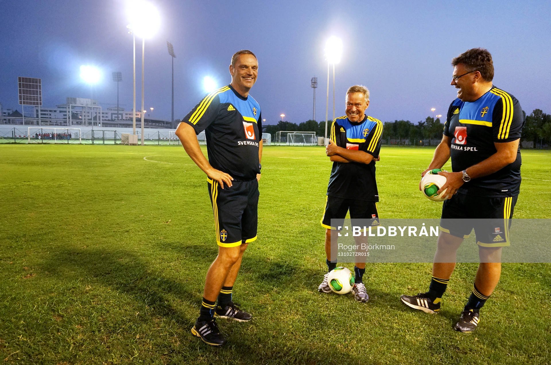 I denna handout-bild från Svenska Fotbollförbundet ses Sveriges förbundskapten Roland Larsson med tränarna Lars Svensson och Jörgen Johansson under en träning den 27 oktober i Sharjah.