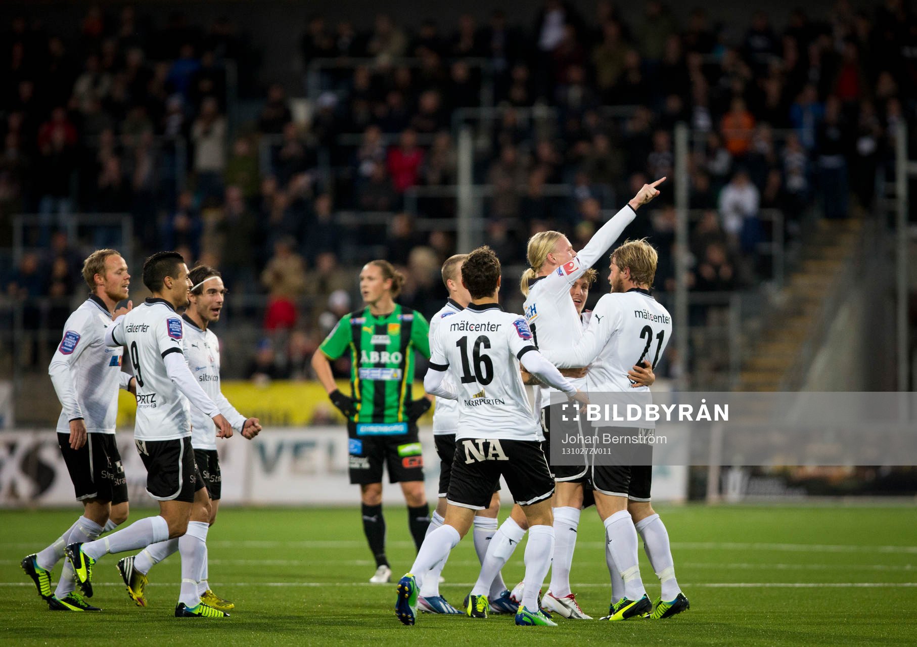 Örebros Kalle Holmberg gör 2-0 och jublar med Christoffer