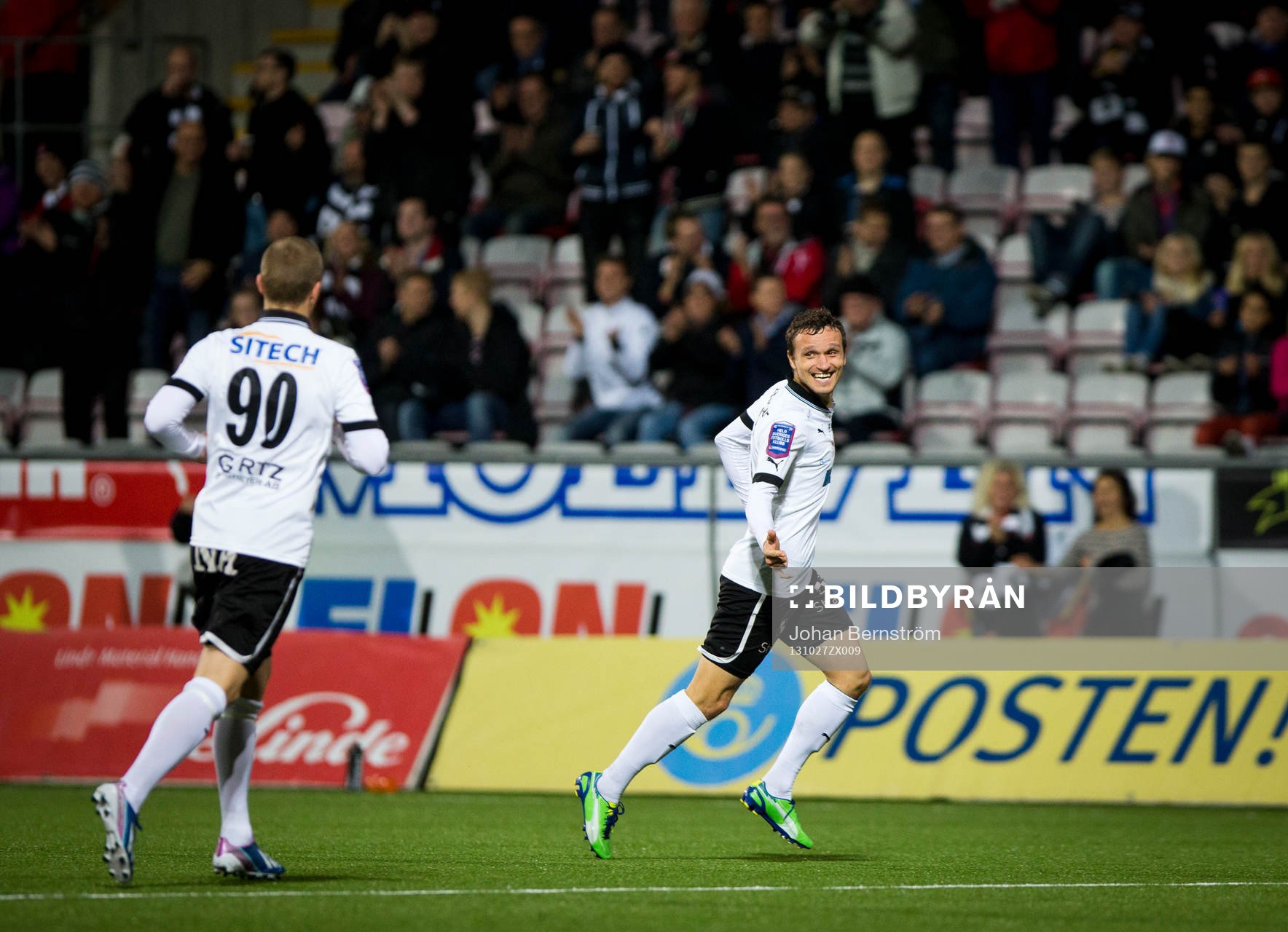 Örebros Shpetim Hasani gör 3-0 till Örebro och jublar tillsammans med Daniel Björnkvist i Superettan mellan Örebro och GAIS den 27 oktober 2013 i Örebro.