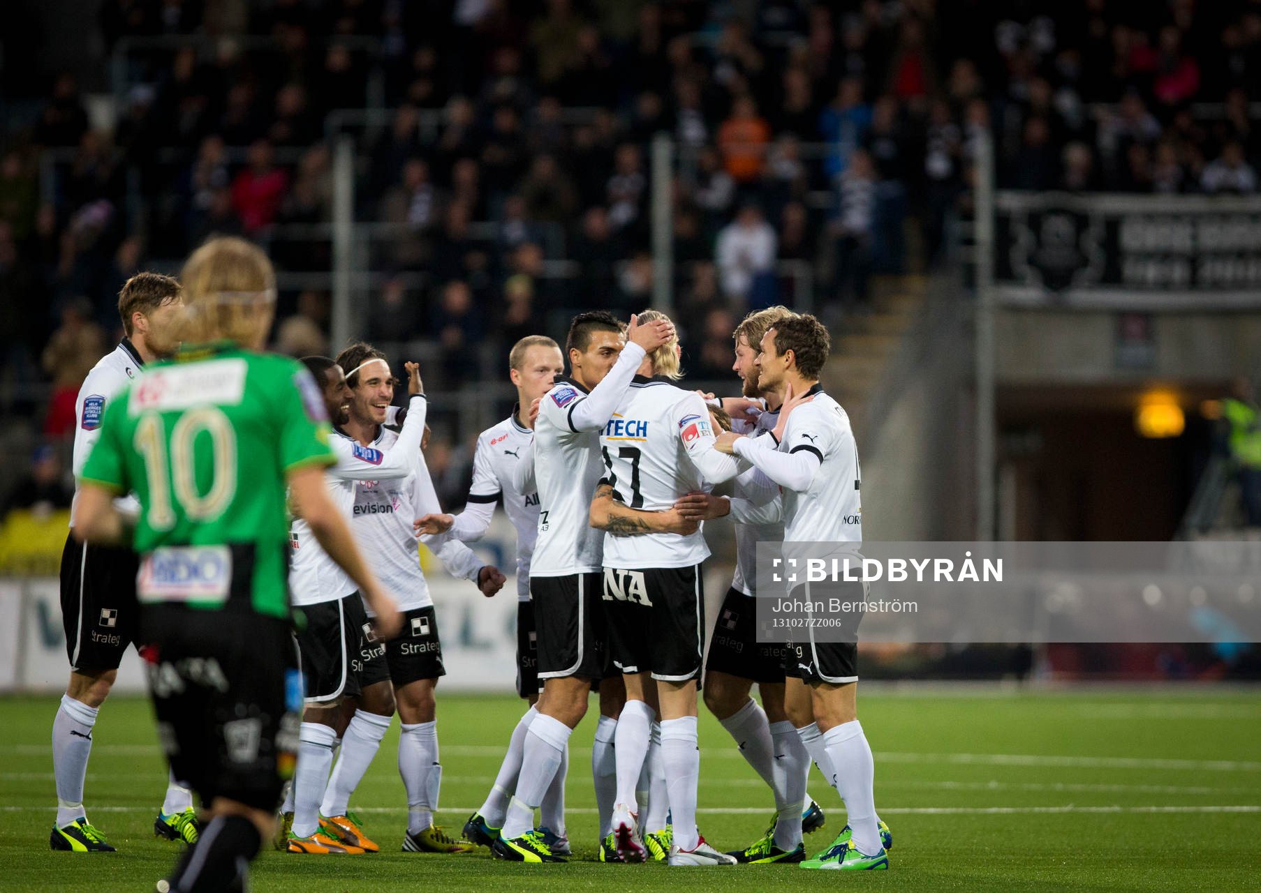 Örebros Kalle Holmberg gör 2-0 och jublar med Christoffer