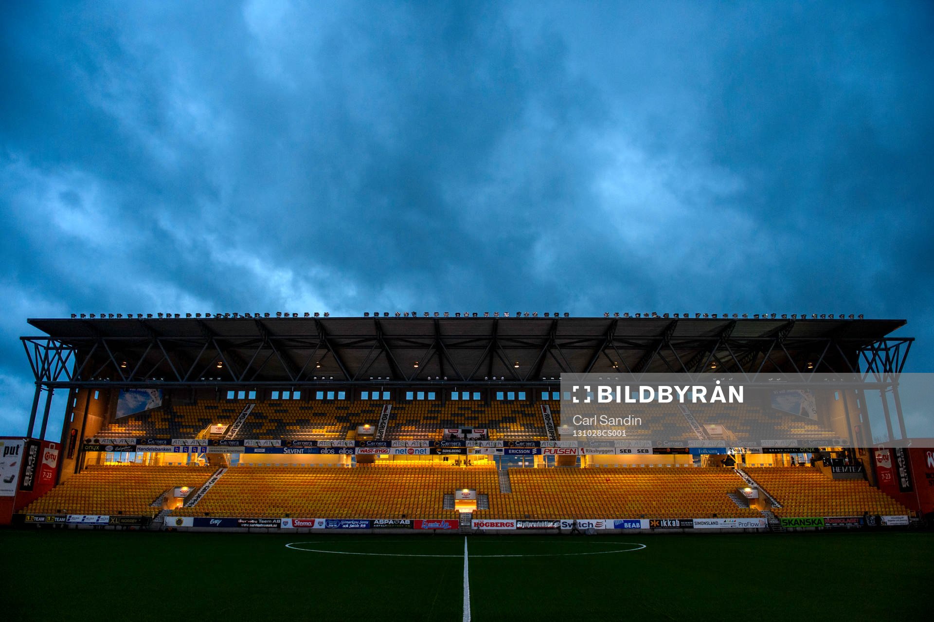 Molnen rullar in över en nedsläckt Borås Arena innan
