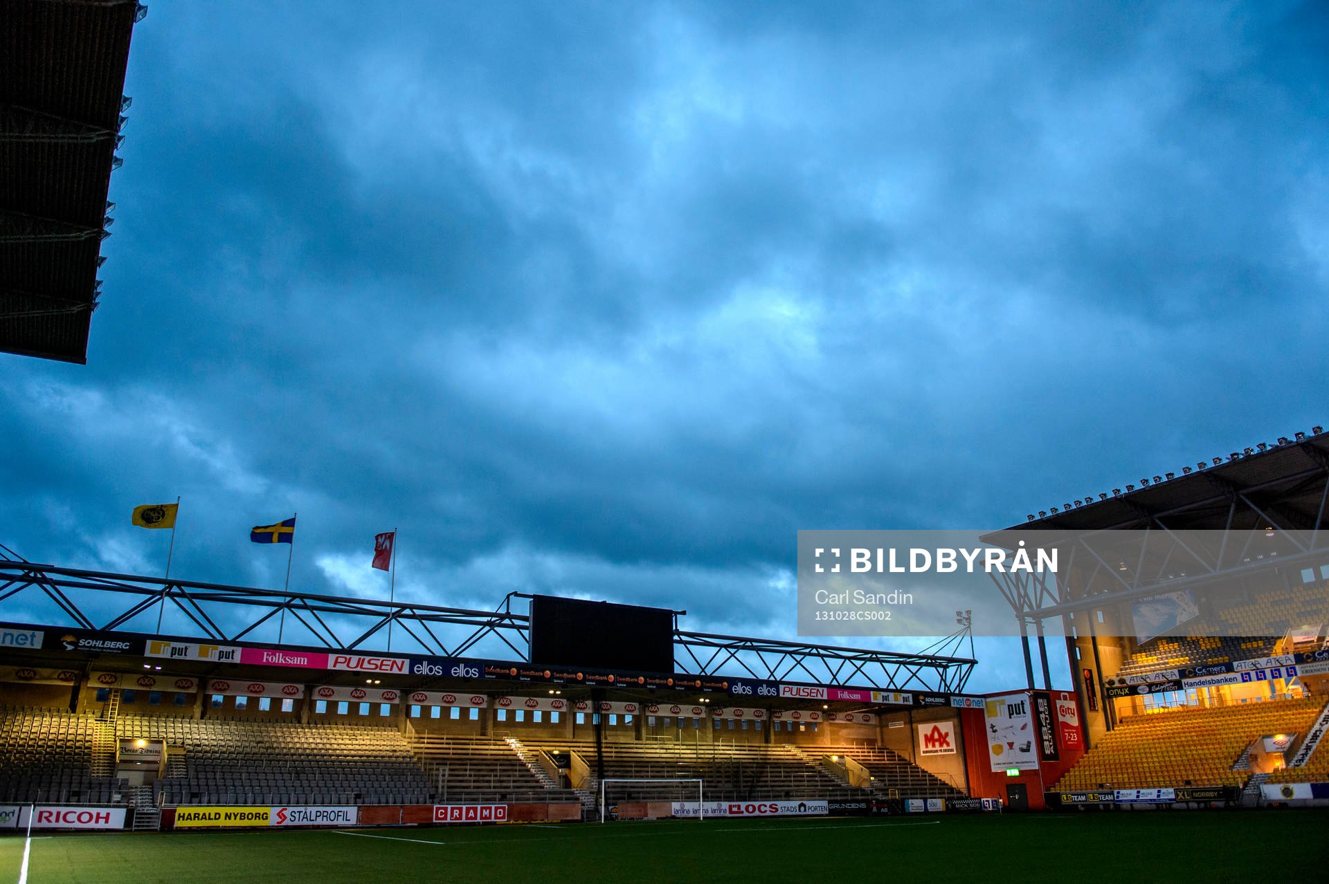 Molnen rullar in över en nedsläckt Borås Arena innan