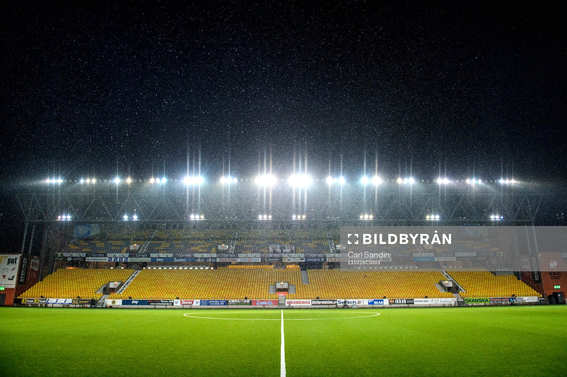 Regnet faller över Borås Arena innan fotbollsmatchen i