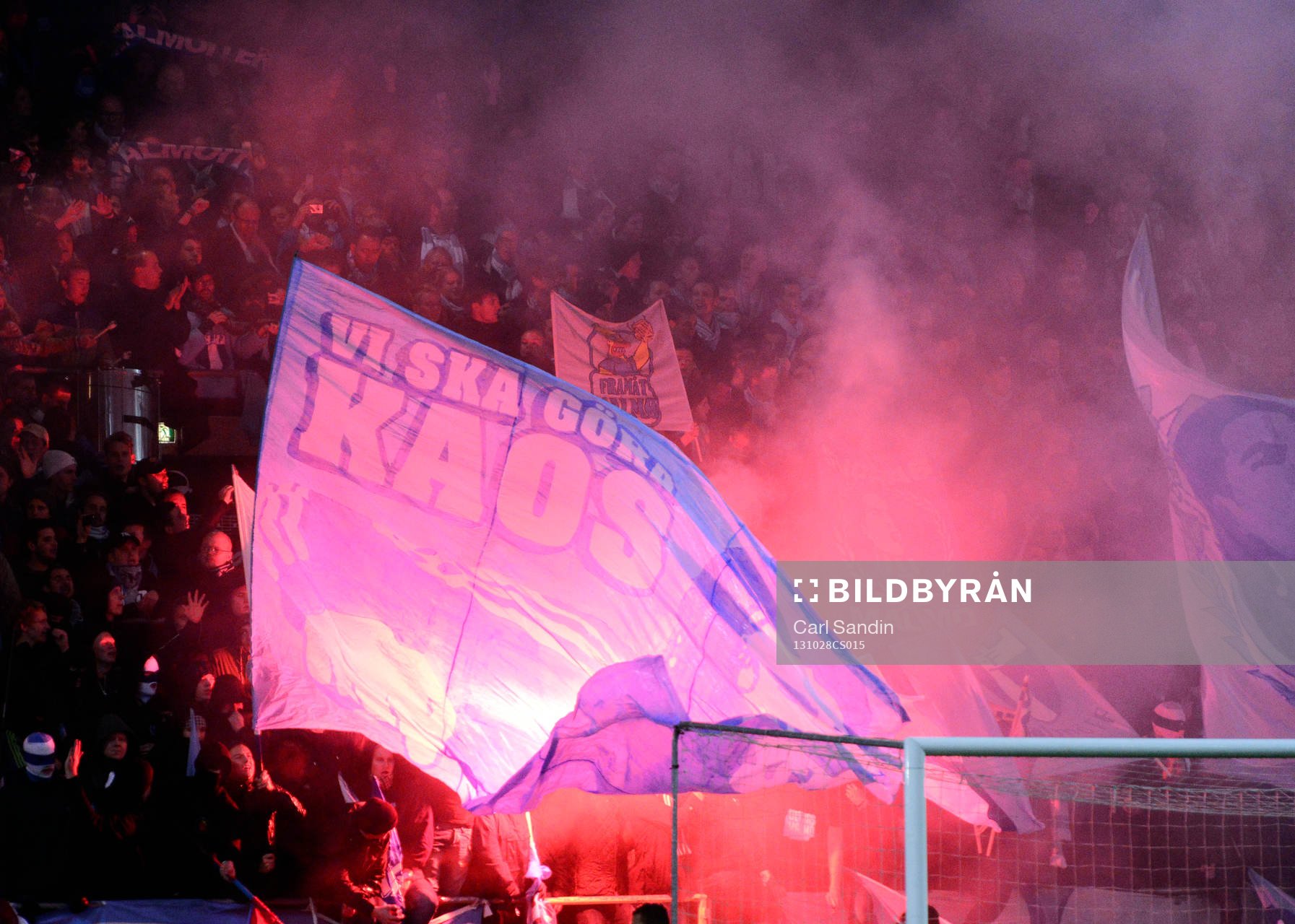 Malmö-supportrar tände bengaler innan fotbollsmatchen i