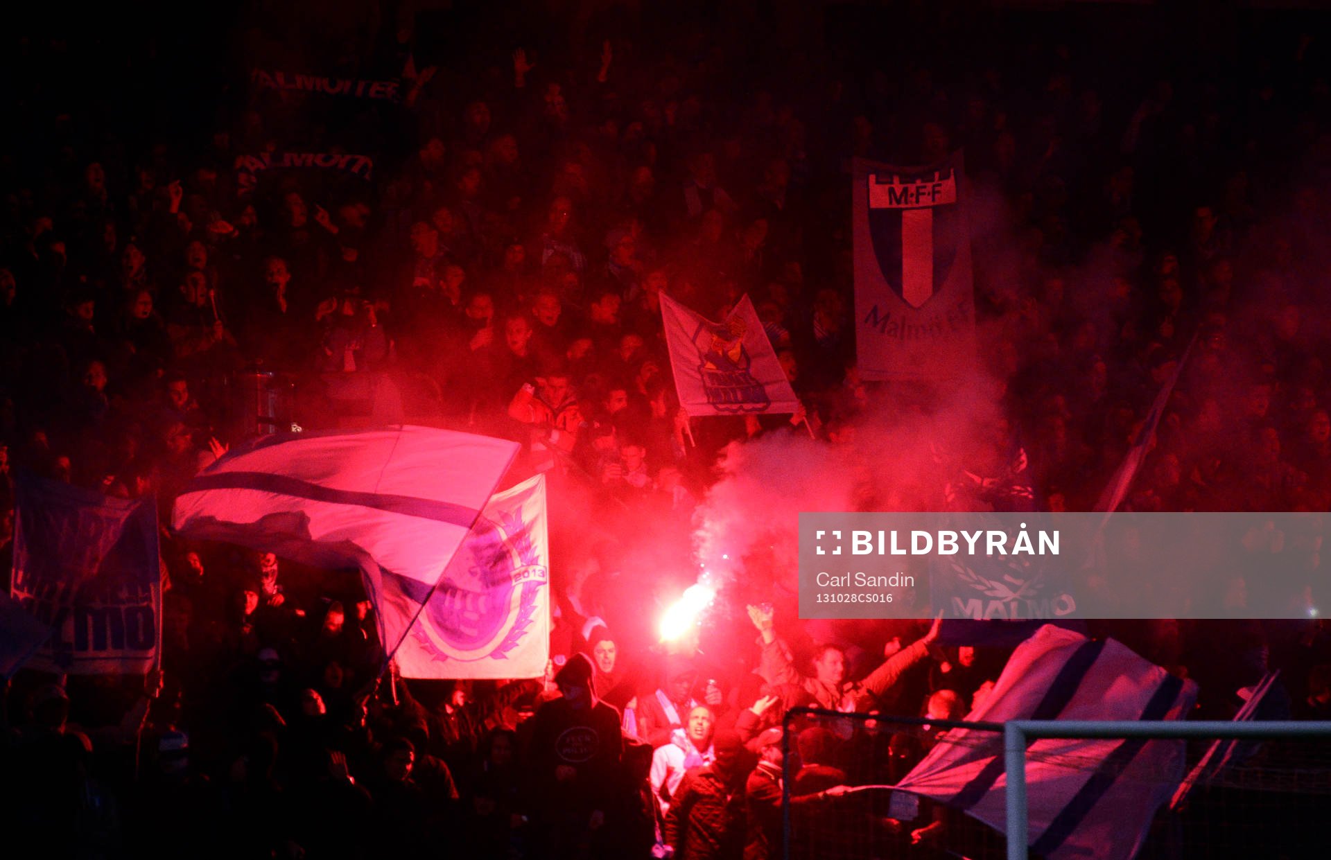 Malmö-supportrar tände bengaler innan fotbollsmatchen i