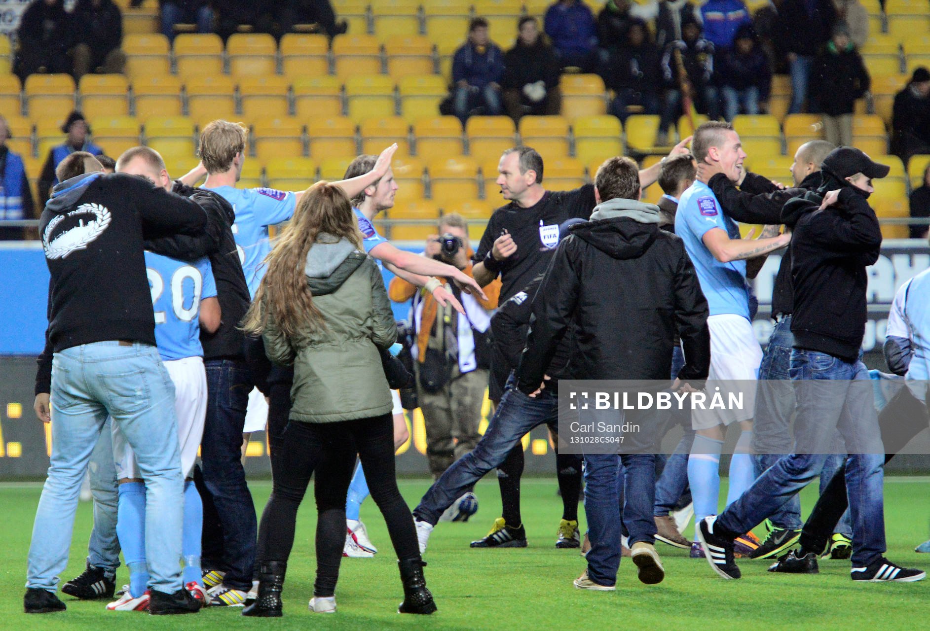 Malmös supportrar stormar planen innan matchen är slut