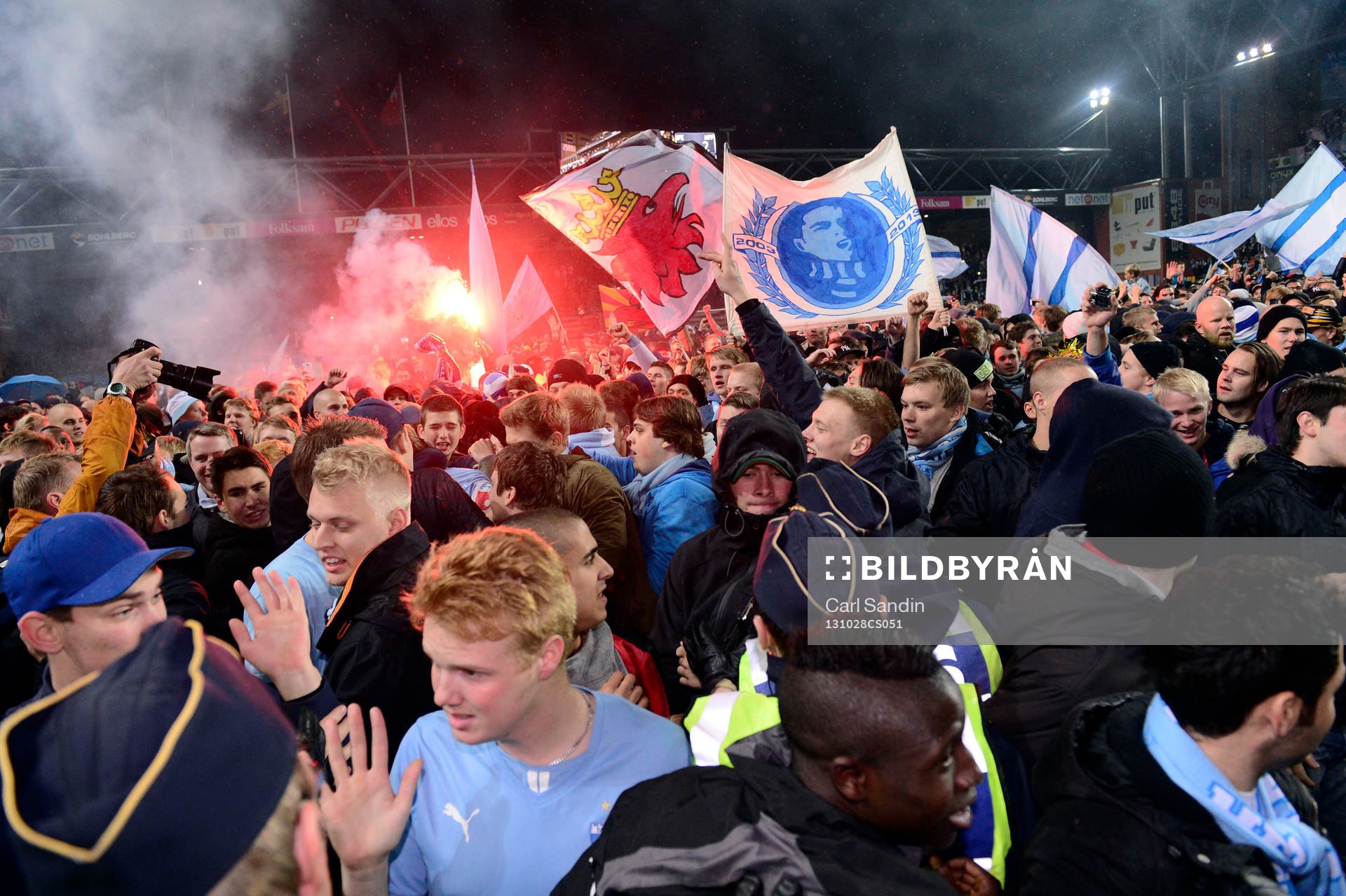 Malmös supportrar stormar planen