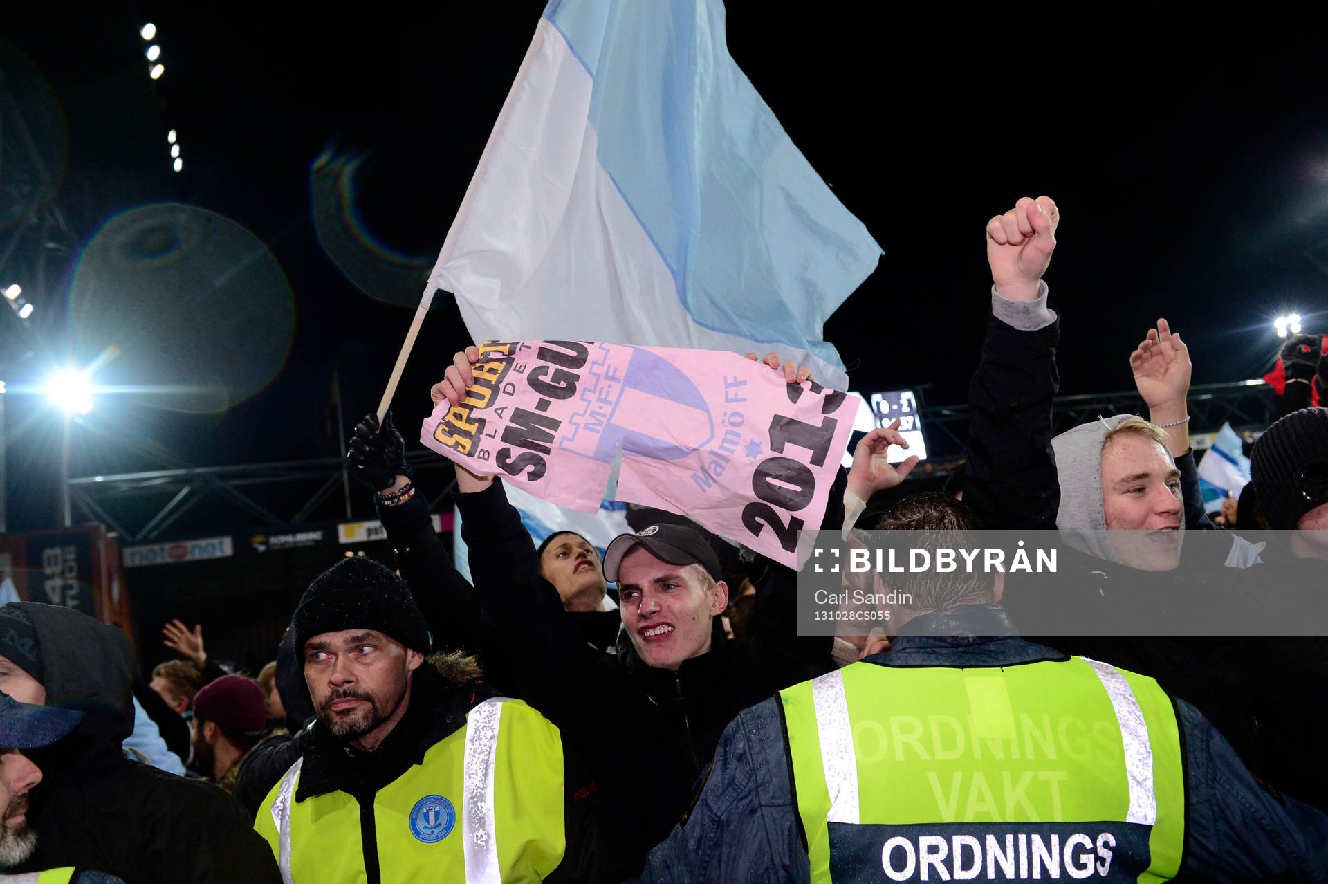 Malmös supportrar stormar planen