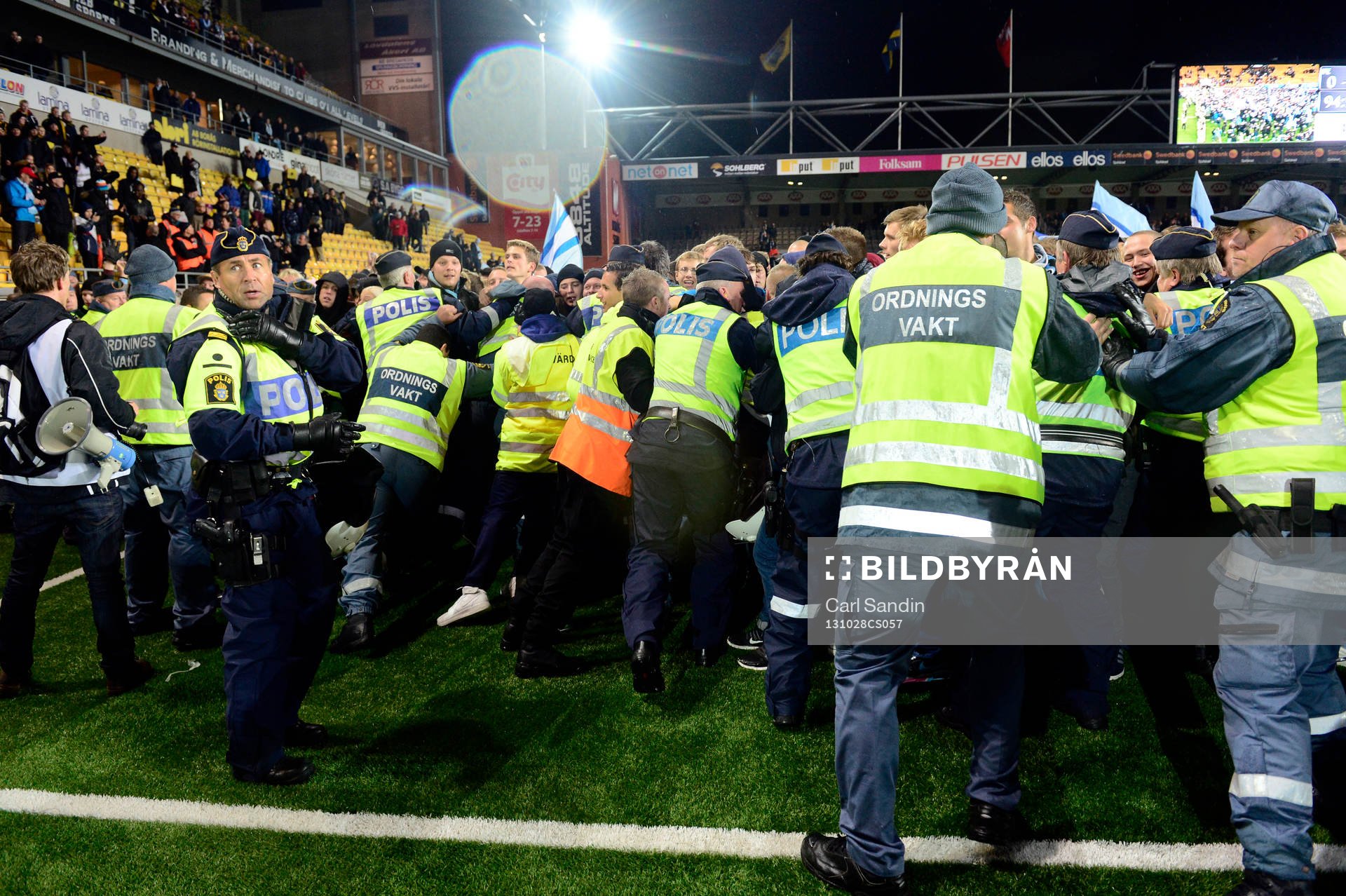 Polisen försöker hålla tillbaka Malmös supportrar som