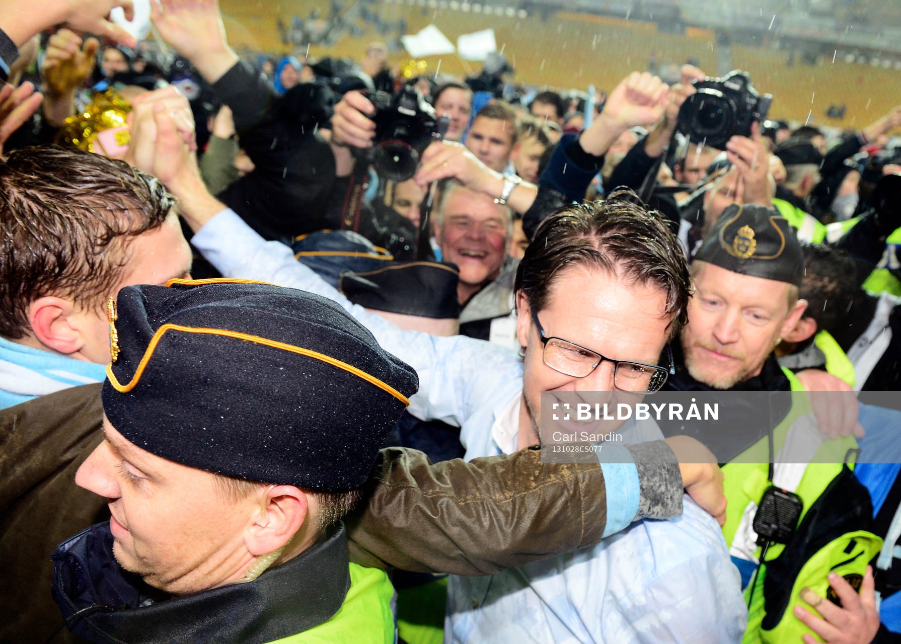 Malmös tränare Rikard Norling och supportrar jublar