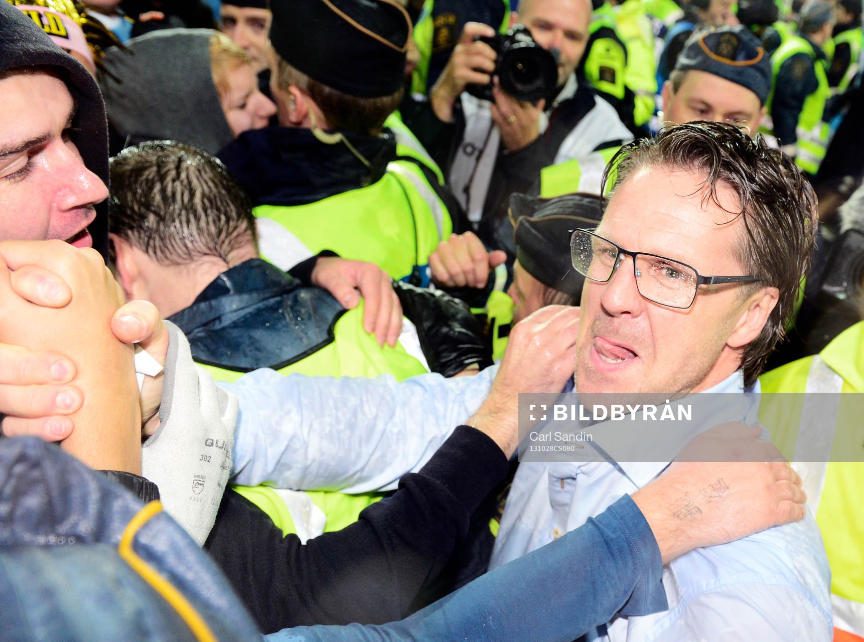Malmös tränare Rikard Norling och supportrar jublar