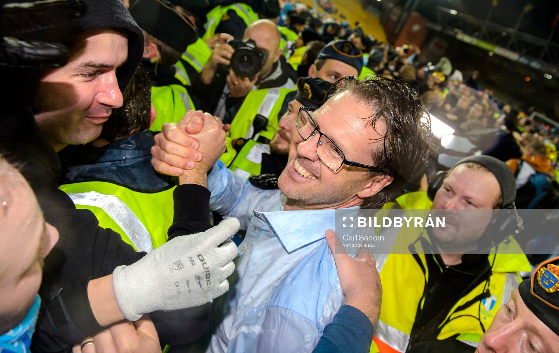 Malmös tränare Rikard Norling jublar med supportrarna