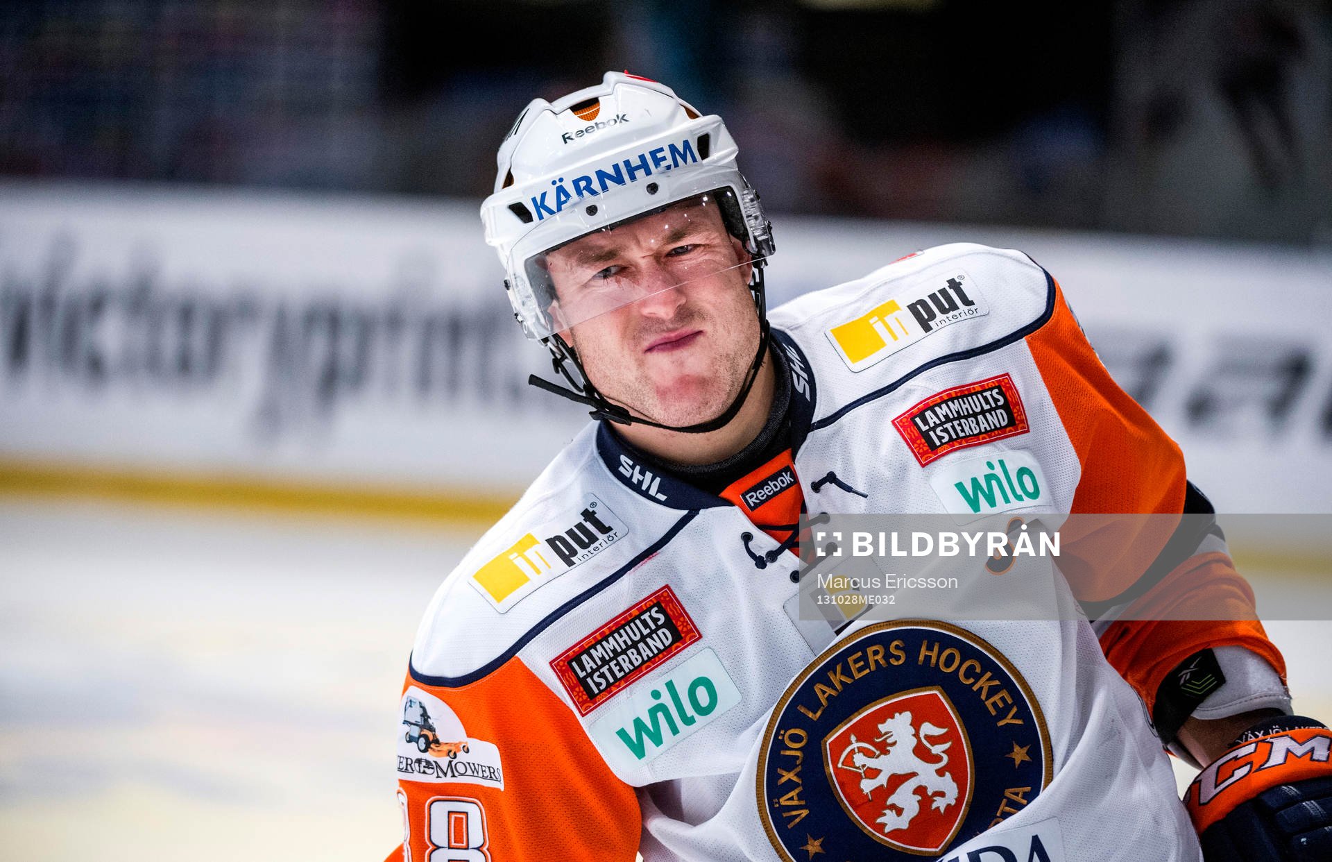 Växjös Johan Markusson lämnar matchen med smärtor i