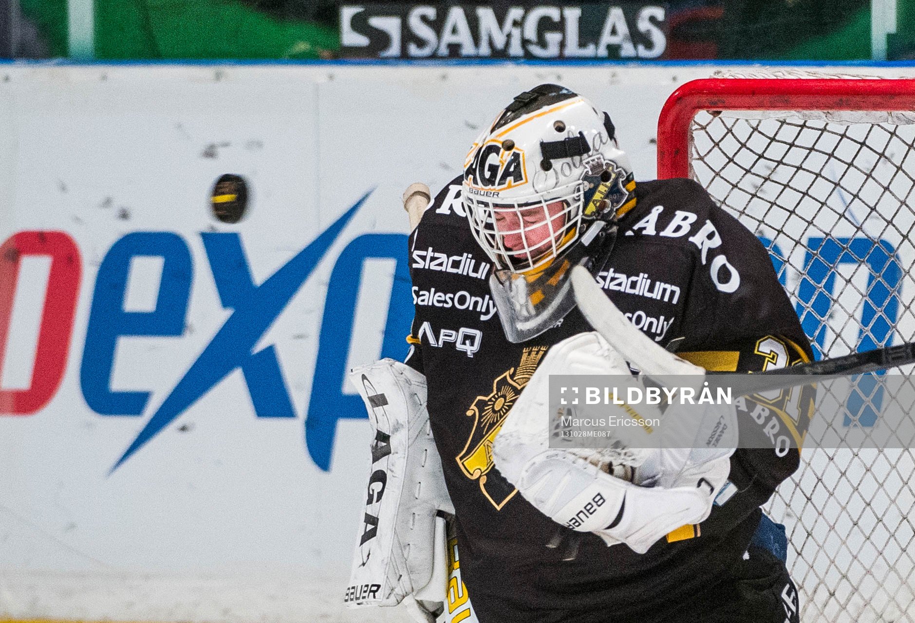 s målvakt Daniel Larsson nickar pucken