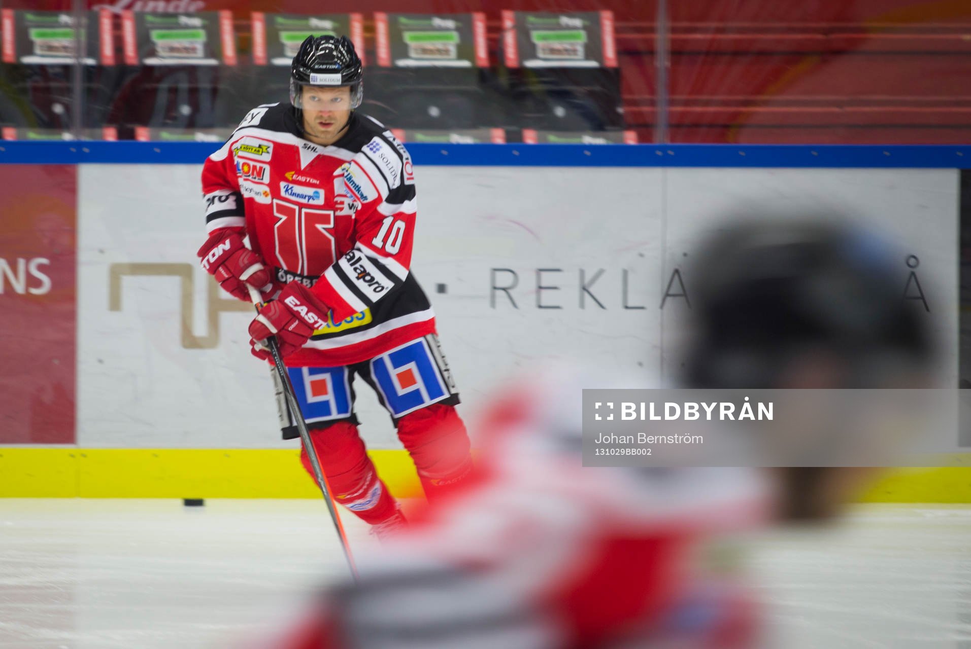 Örebros Jonas Karlsson i SHL mellan Örebro och Färjestad
