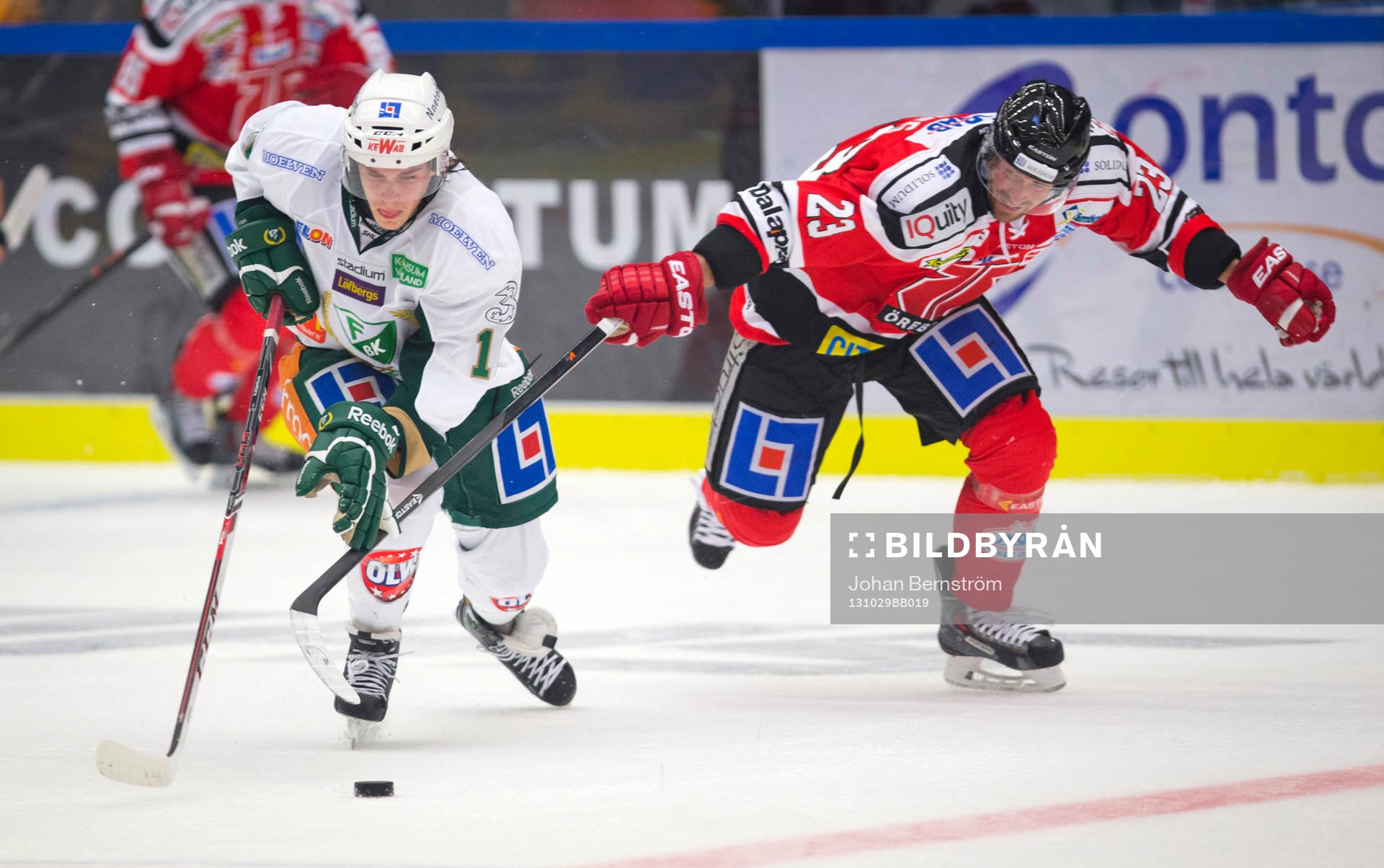 Färjestads Joakim Nygård  och Örebros Tomas Skogs i SHL