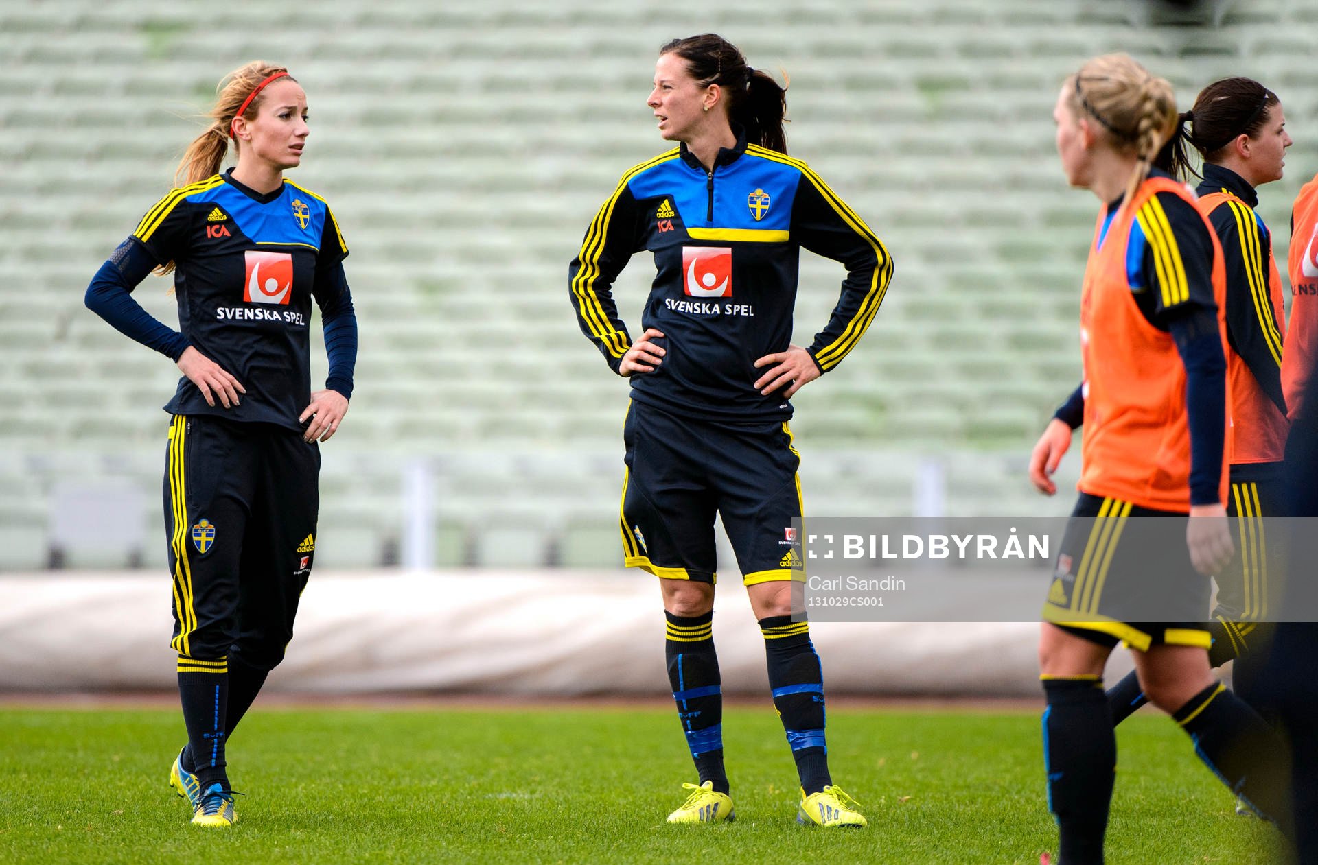 Sveriges Kosovare Asllani och Lotta Schelin