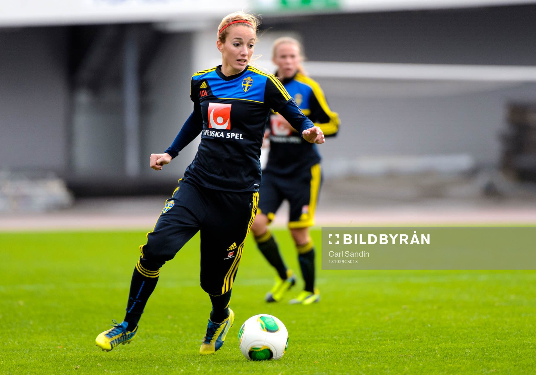 Sveriges Kosovare Asllani med bollen