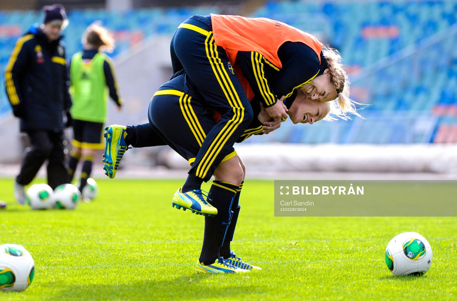 Sveriges Charlotte Rohlin och Nilla Fischer skojar under fotbollsträningen den 29 oktober 2013 i Göteborg.
