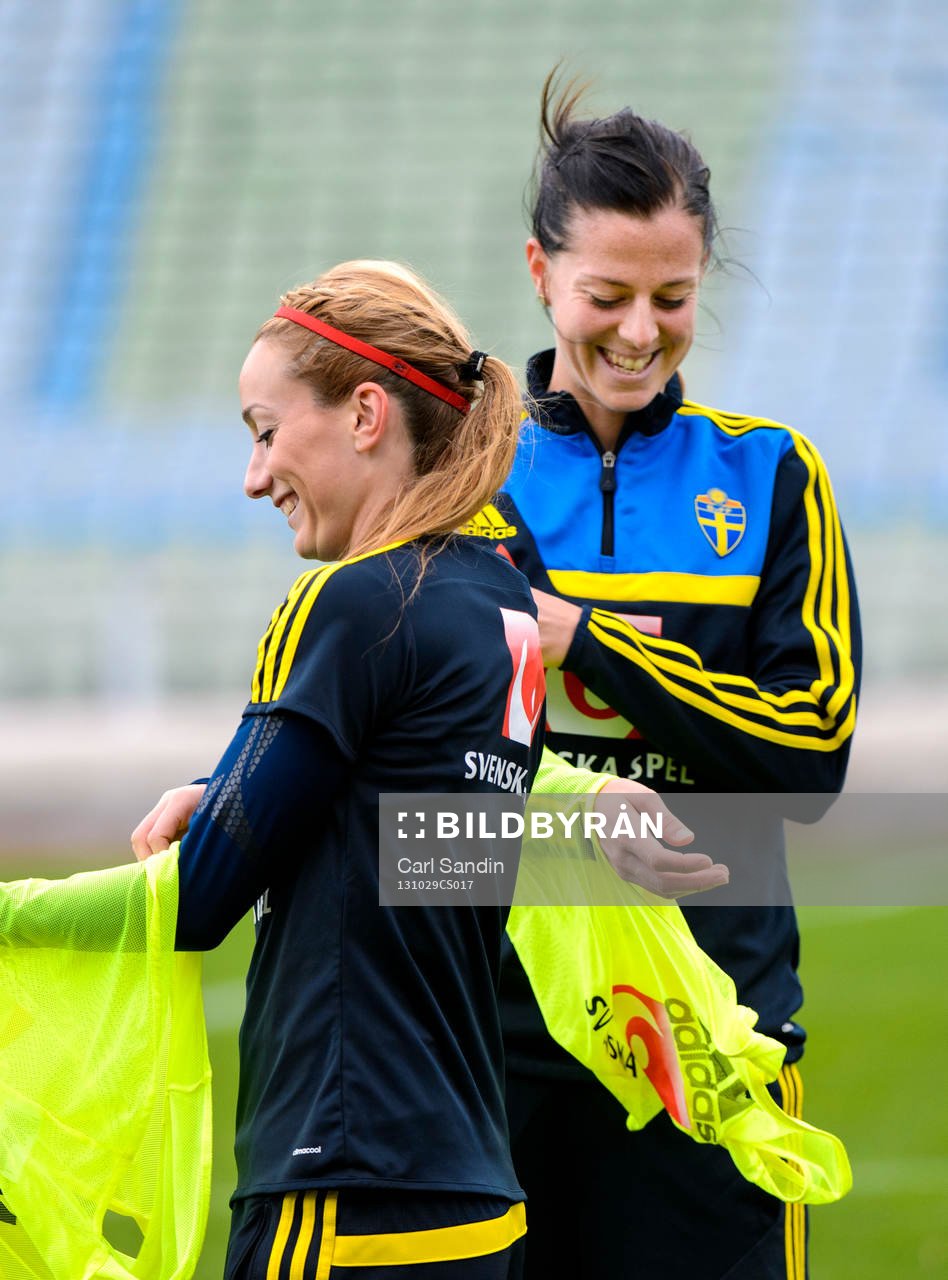 Sveriges Kosovare Asllani och Lotta Schelin
