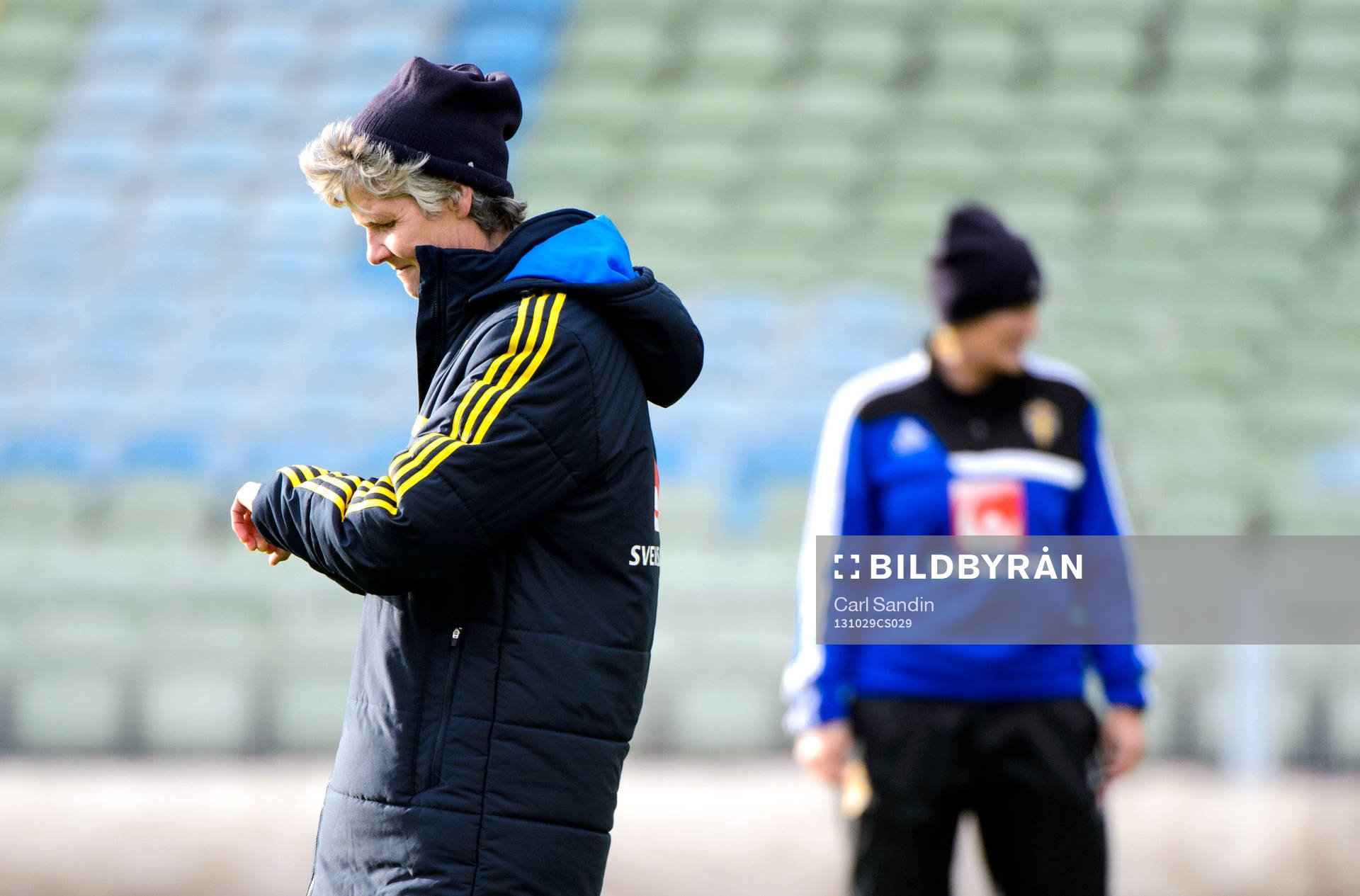 Sveriges förbundskapten Pia Sundhage tittar på klockan