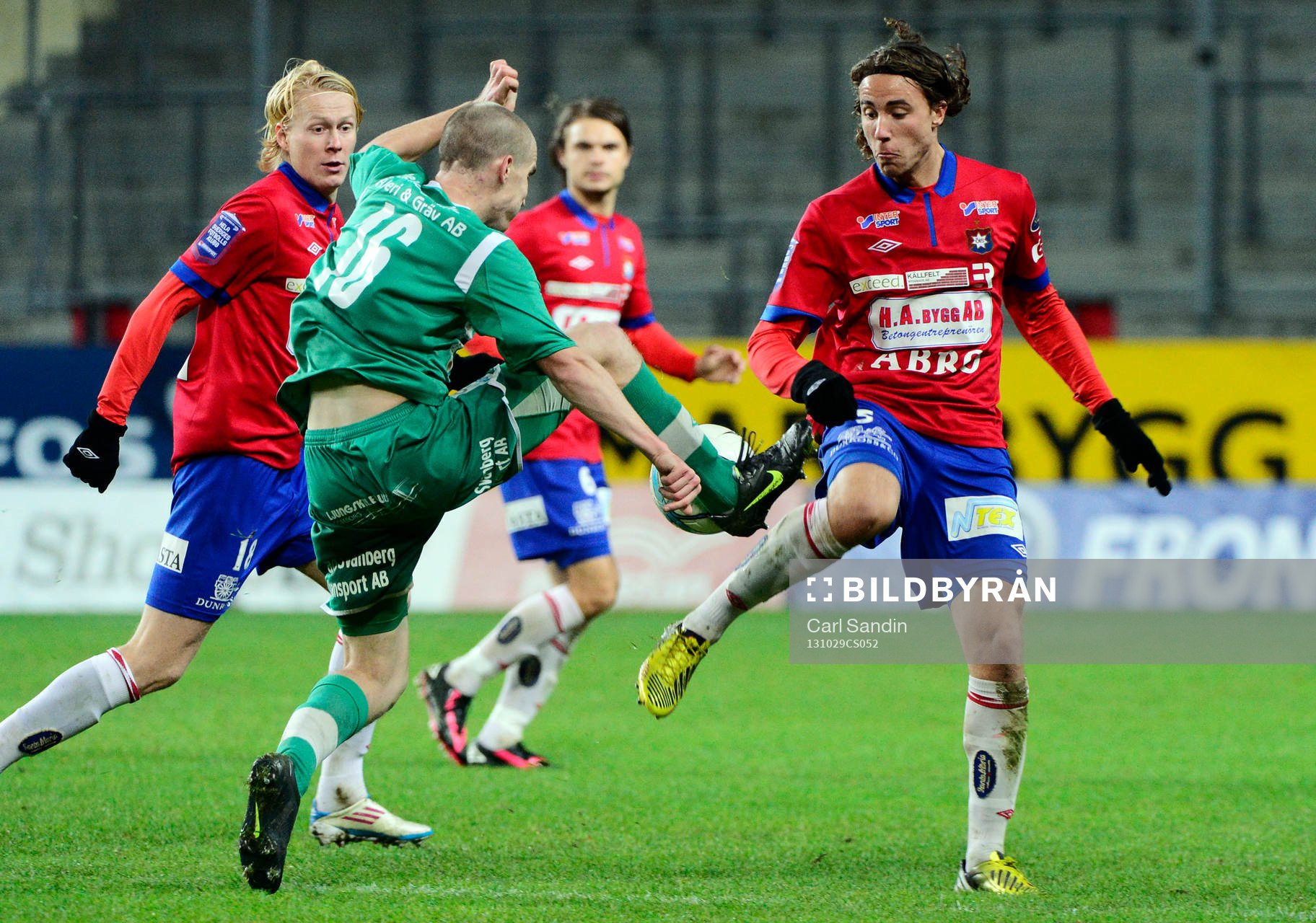 Ljungskiles Korab Bakraqi och Örgrytes Jonathan Azulay under fotbollsmatchen i Superettan mellan Örgryte och Ljungskile den 29 oktober 2013 i Göteborg.