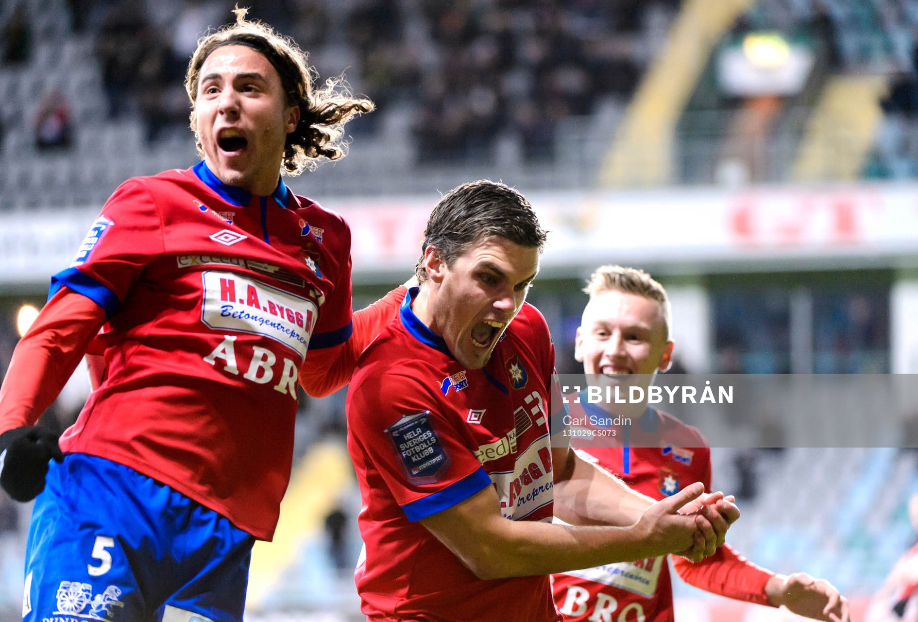 Örgrytes Jonathan Azulay och David Leinar firar efter 1-0 under fotbollsmatchen i Superettan mellan Örgryte och Ljungskile den 29 oktober 2013 i Göteborg.
