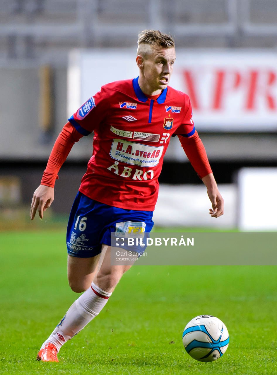 Örgrytes Sebastian Ohlsson med bollen