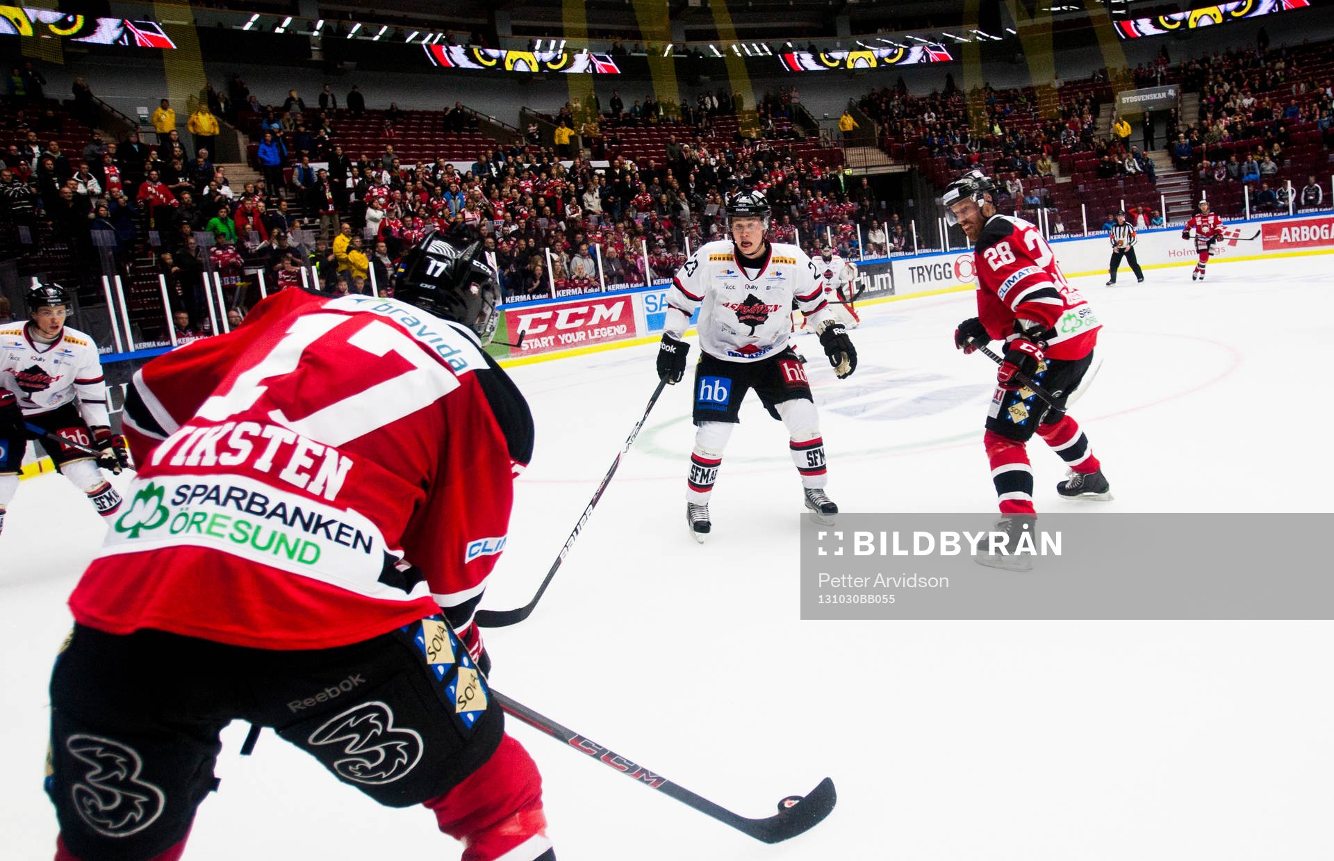 Malmös Daniel Viksten med pucken och Asplövens Jonas