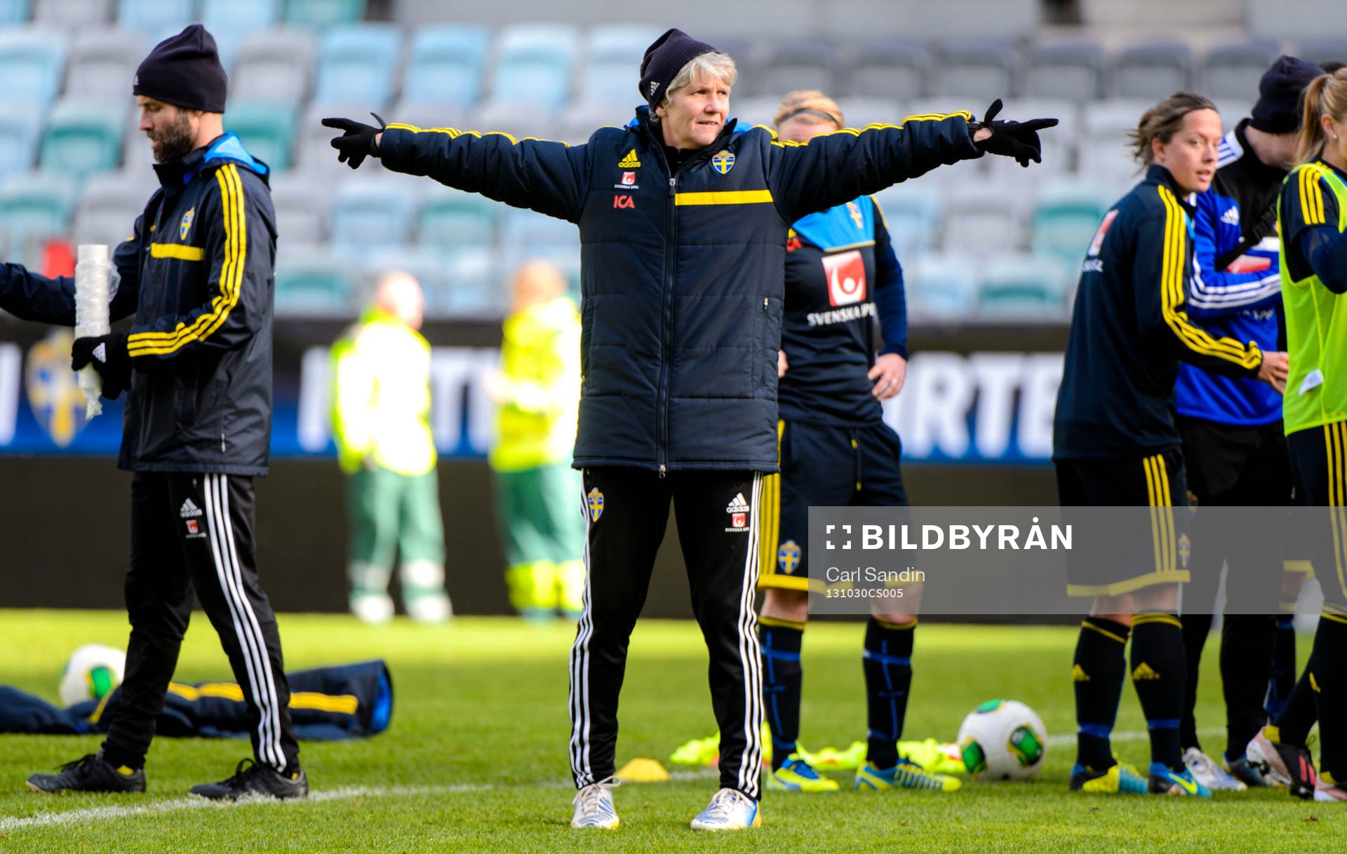 Sveriges förbundskapten Pia Sundhage pekar åt två olika