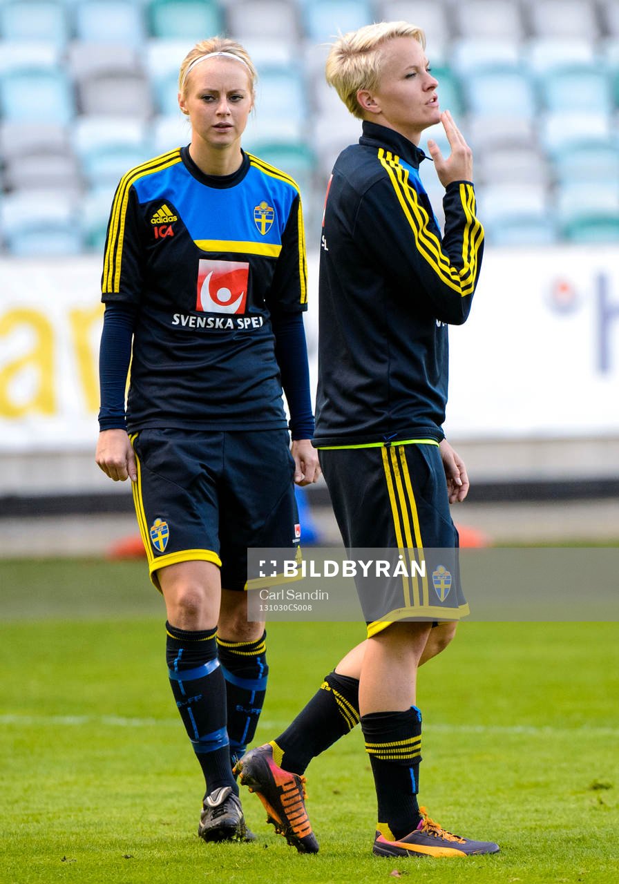 Sveriges Amanda Ilestedt och Nilla Fischer under fotbollsträningen den 30 oktober 2013 i Göteborg.