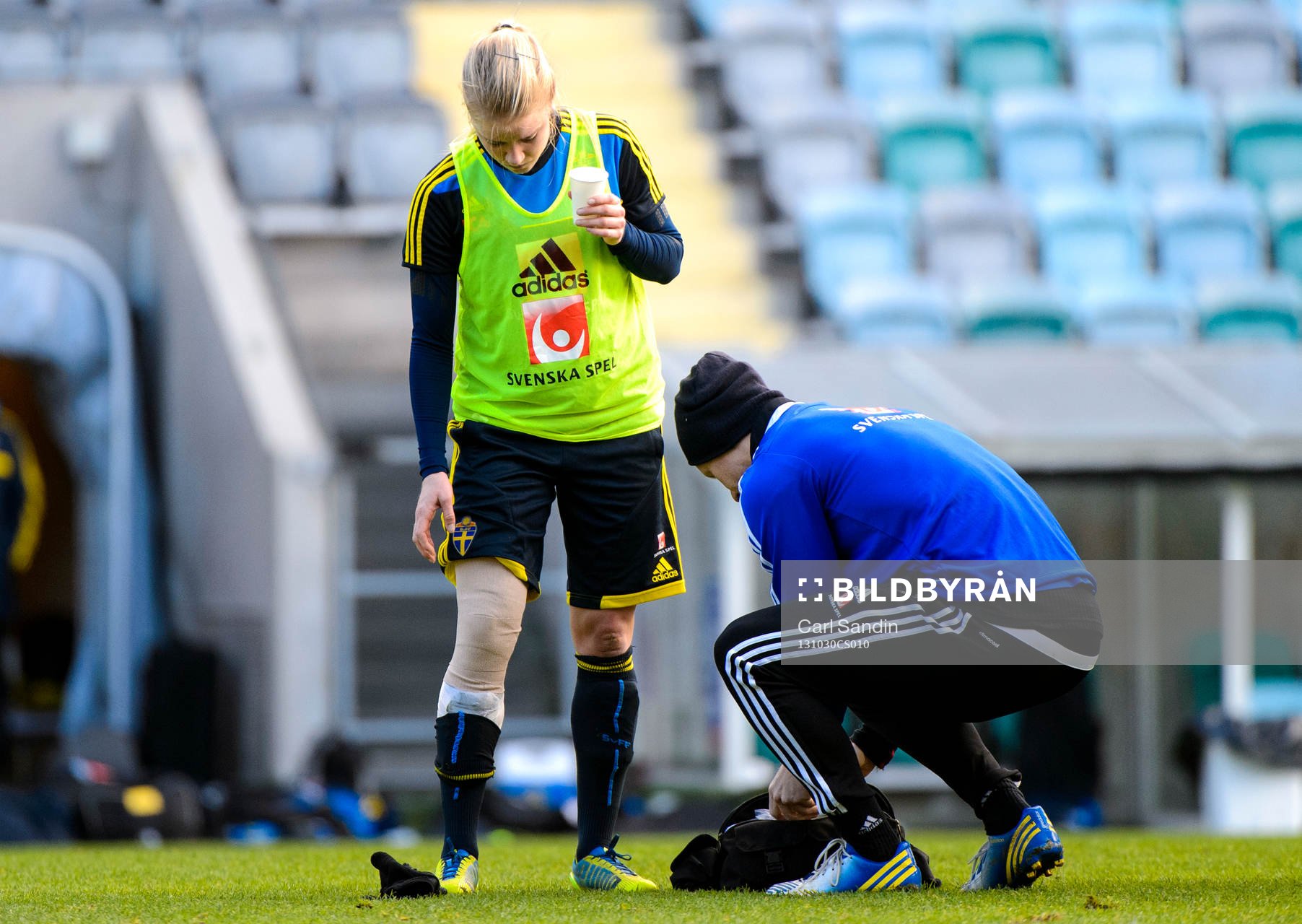 Sveriges Jenny Hjohlman får sitt knä lindat under fotbollsträningen den 30 oktober 2013 i Göteborg.