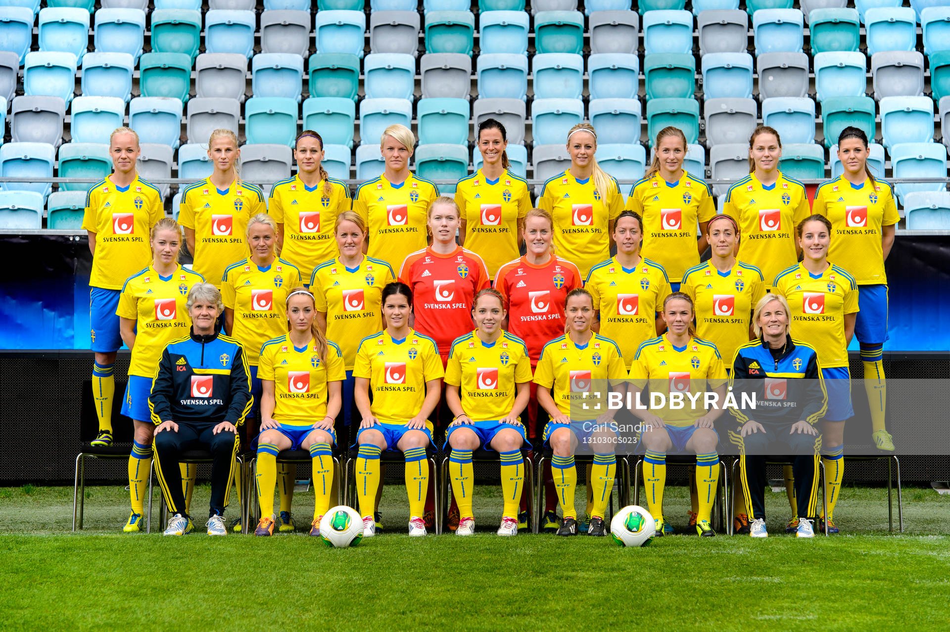 Bakre raden fr.v. Sveriges Carolien Seger, Sofia Jakobsson,