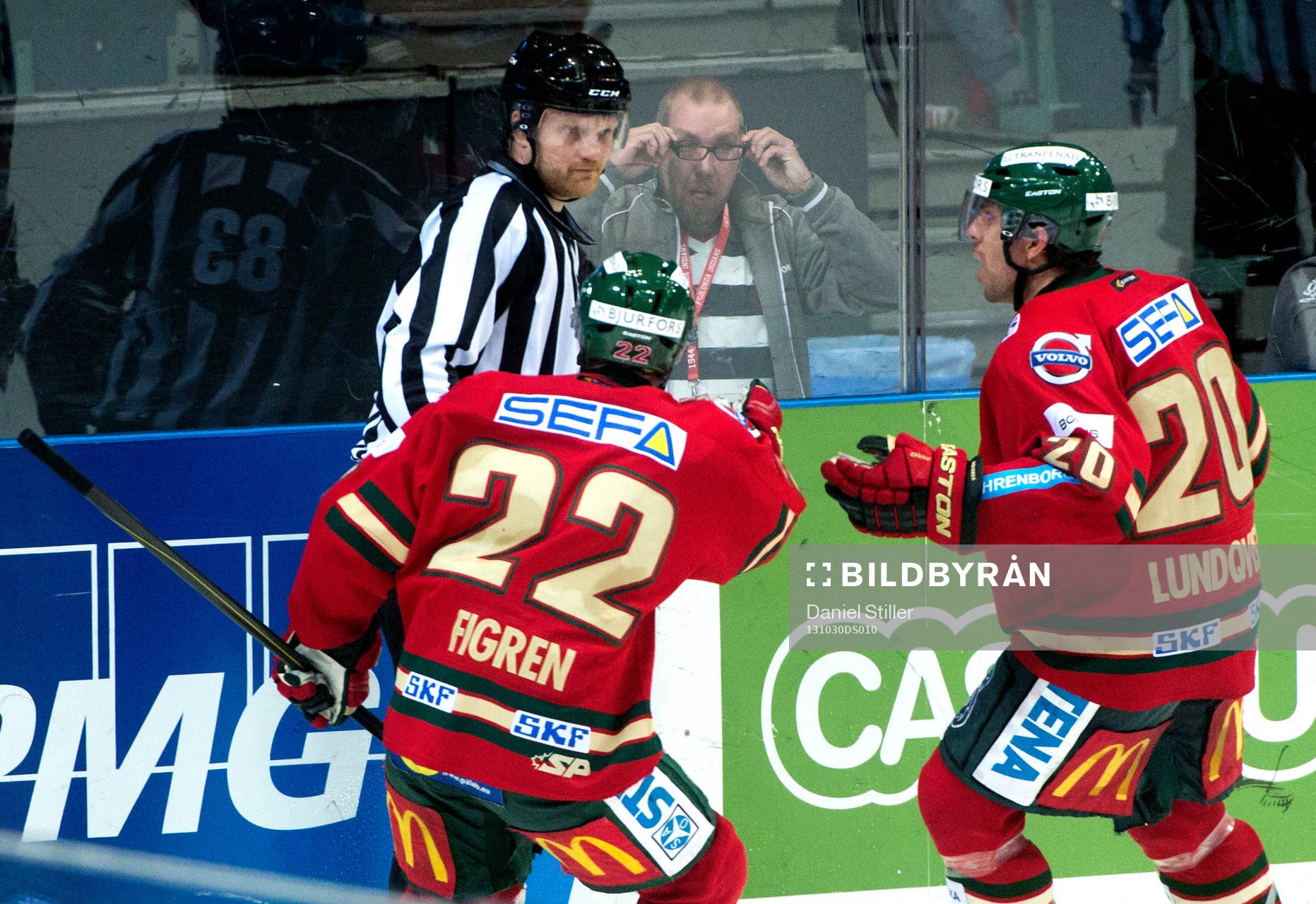 Frölundas Joel Lundqvist och Robin Figren klagar på