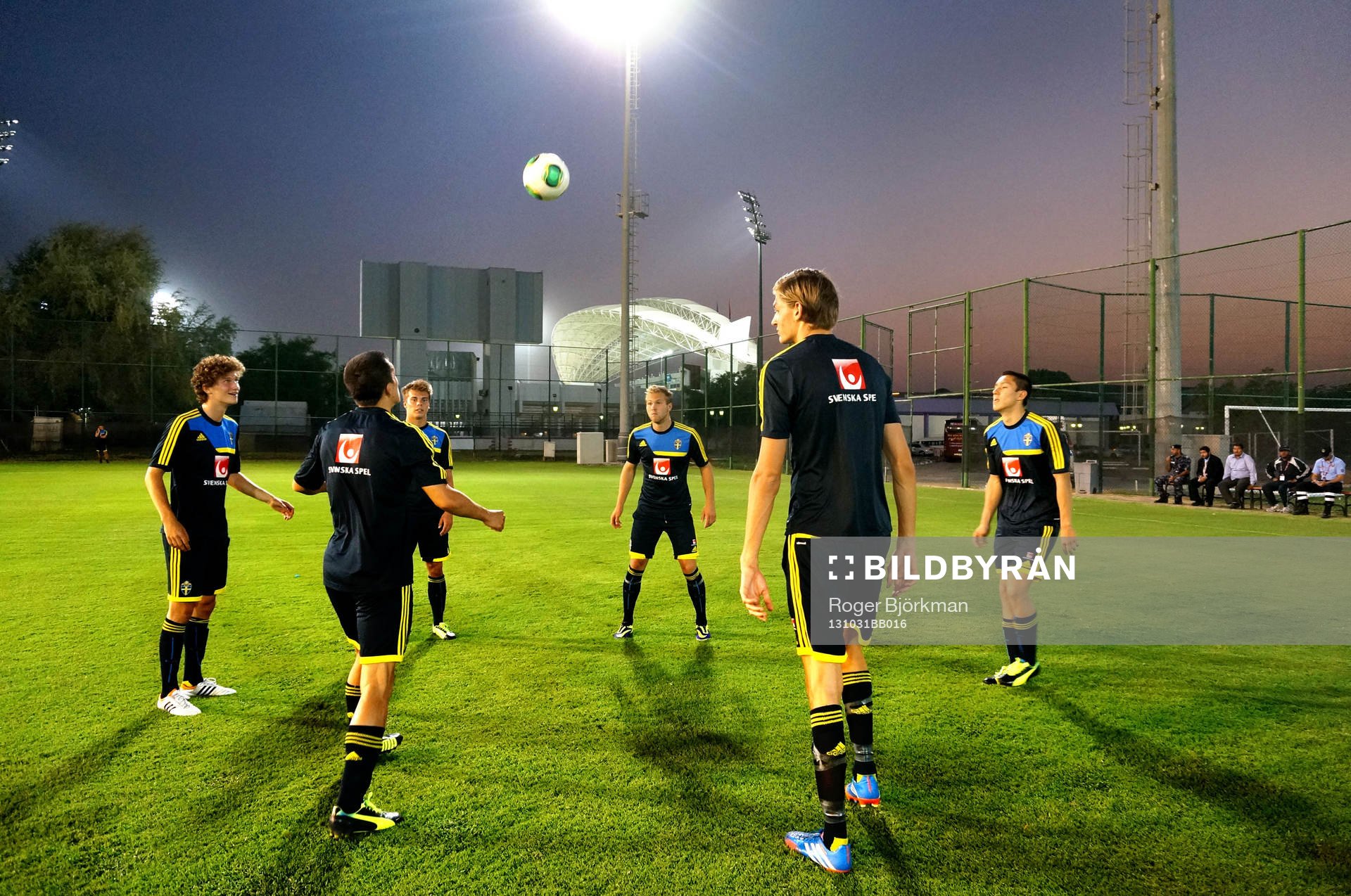 I denna handout-bild från Svenska Fotbollförbundet ses Sveriges Jakob Bergman, Elias Andersson, Gustav Engvall, Johan Ramhorn och Hampus Strömgren under en träning den 31 oktober i Al Ain.