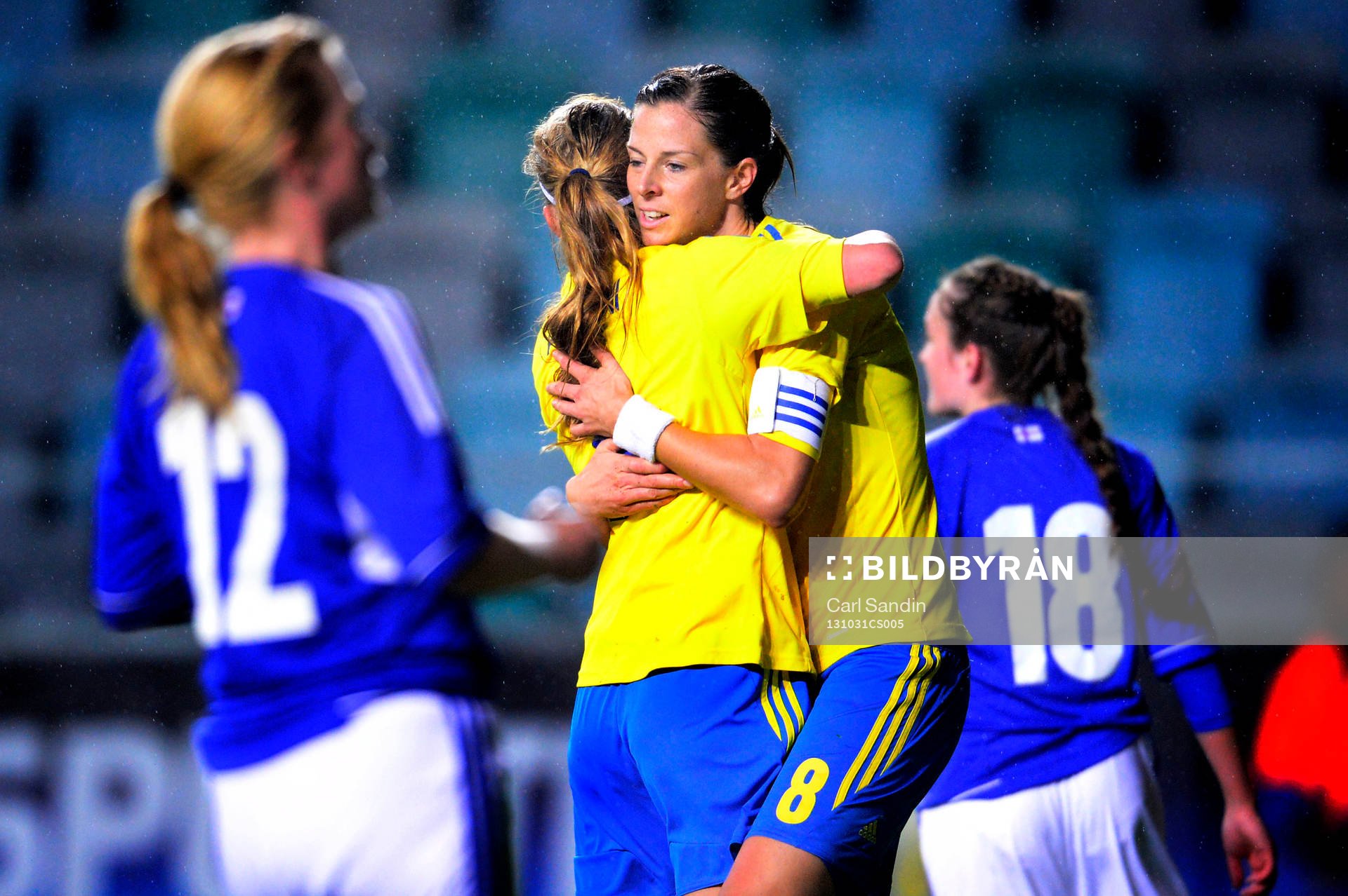 Sveriges Lotta Schelin kramar om Kosovare Asllani efter att hon gjort 1-0 på straff under fotbollsmatchen i damernas VM-kval mellan Sverige och Färöarna den 31 oktober 2013 i Göteborg.