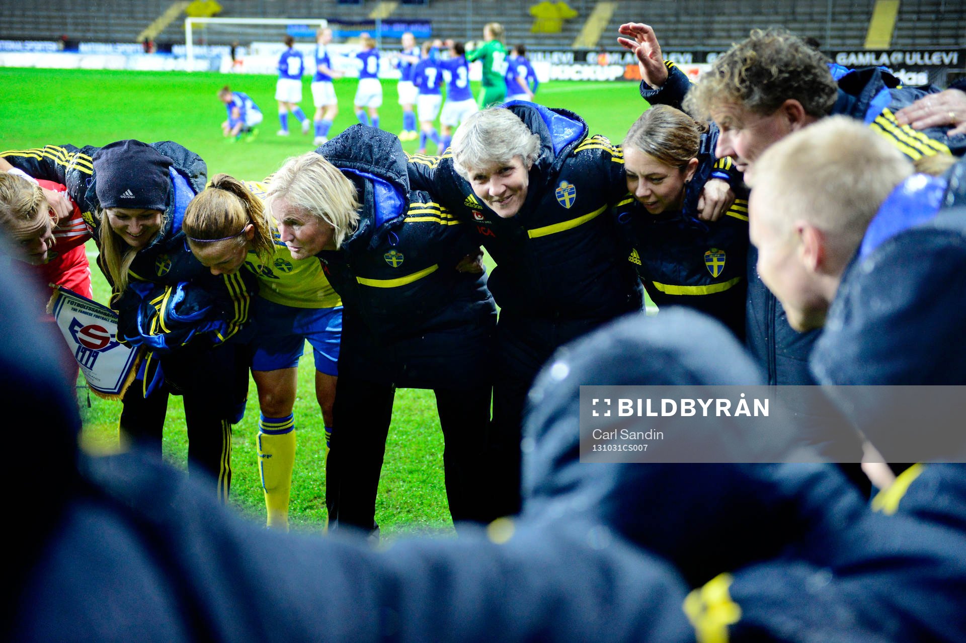 Sveriges förbundskapten Pia Sundhage (th) tittar upp på
