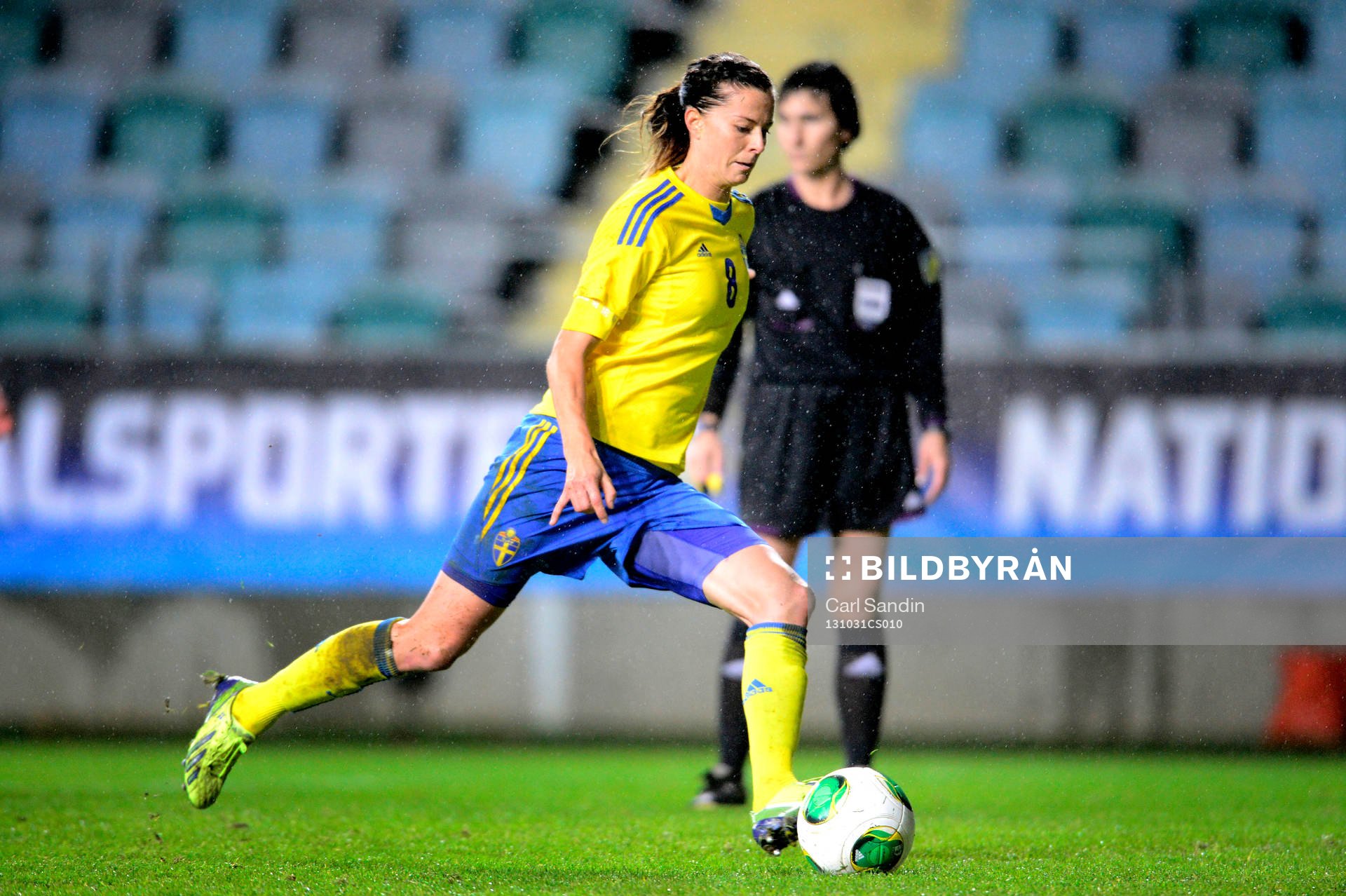 Sveriges Lotta Schelin lägger en straff och gör 1-0