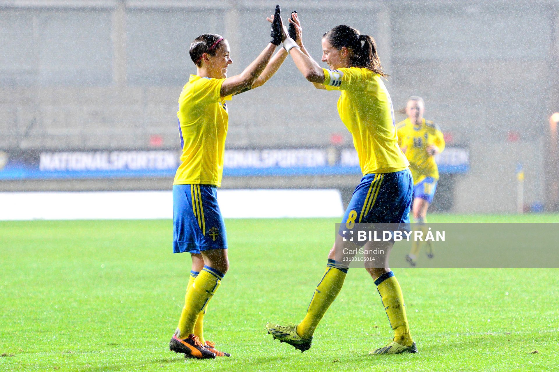 Sveriges Lotta Schelin firar med Therese Sjögran