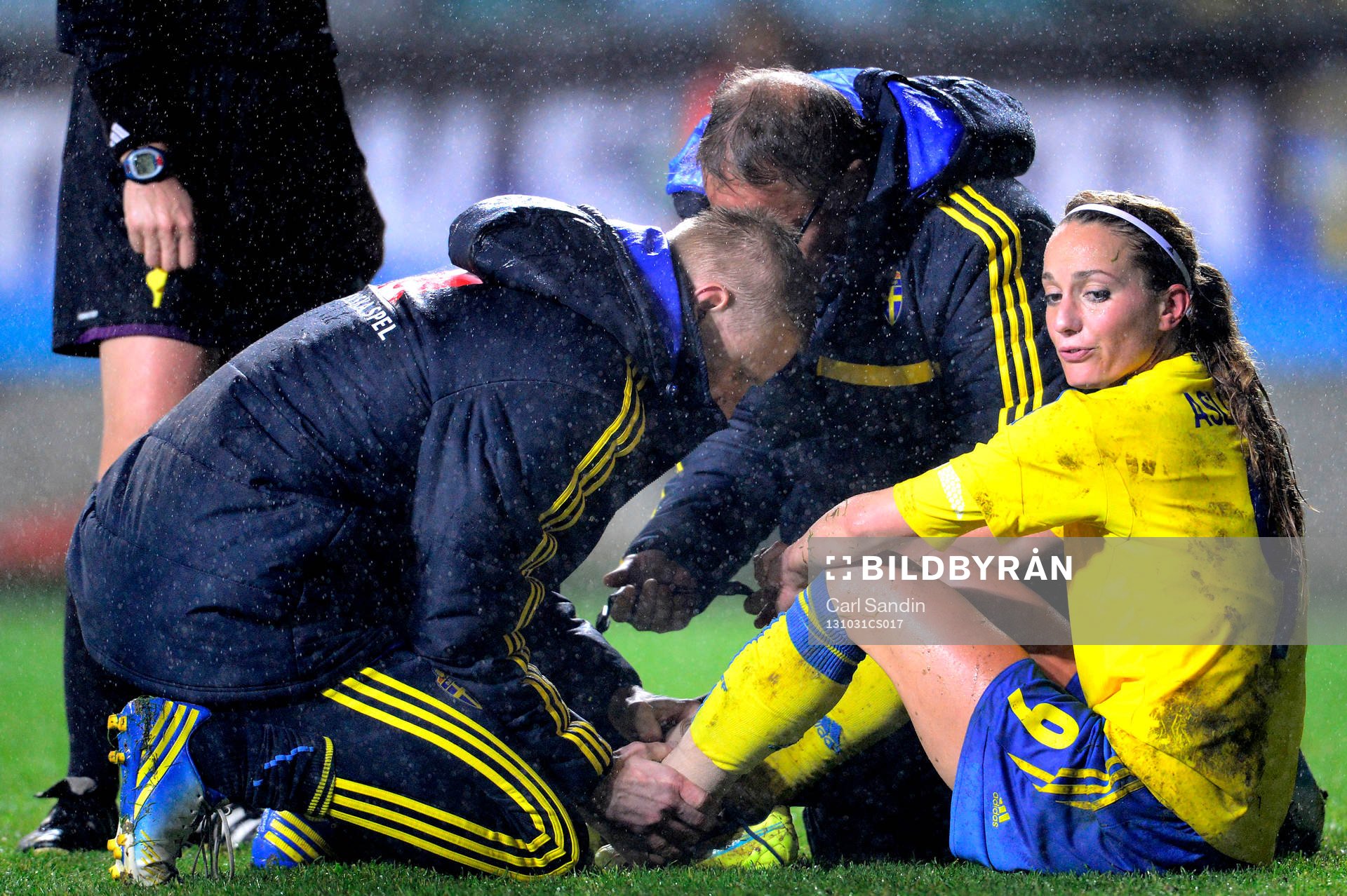Sveriges Kosovare Asllani får sin fot lindad