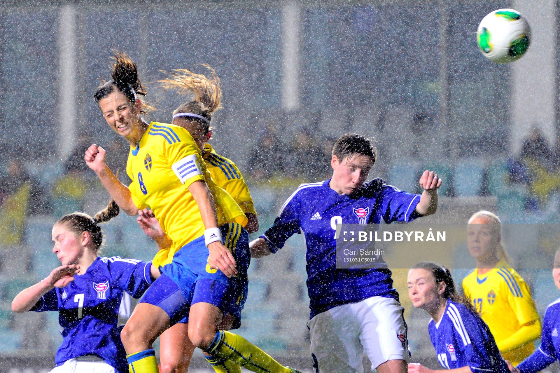 Sveriges Lotta Schelin nickar in 4-0