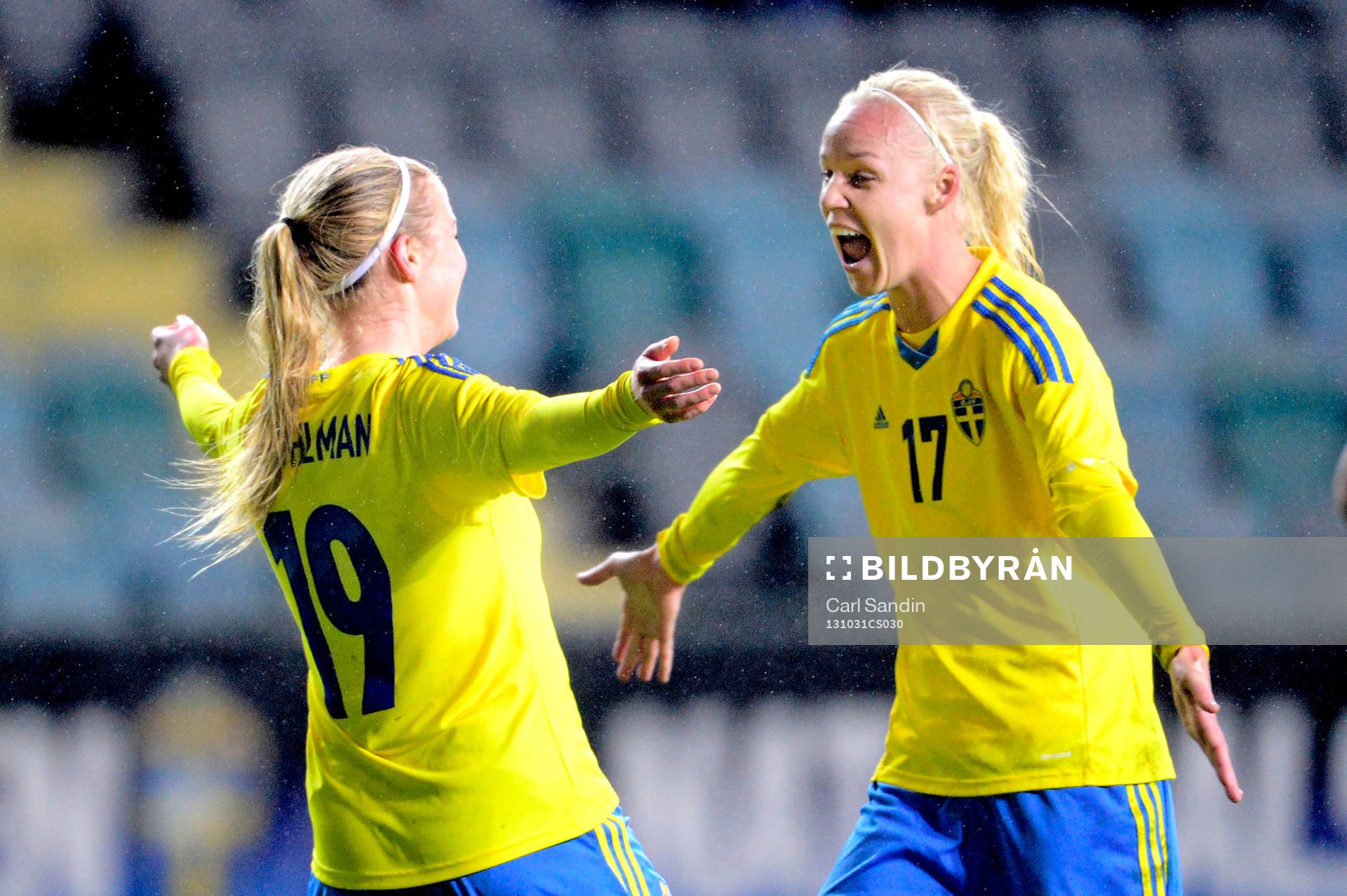 Sveriges Jenny Hjohlman kramar om Caroline Seger