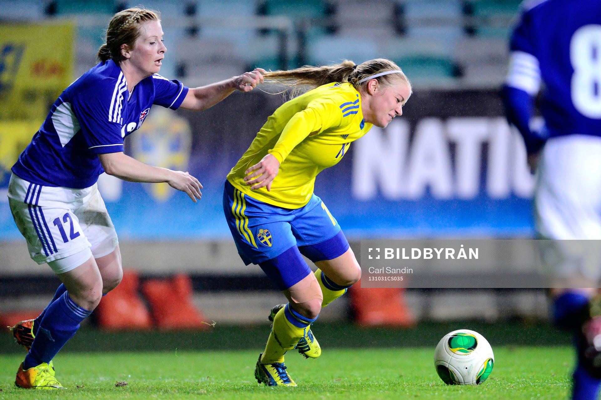 Sveriges Jenny Hjohlman dras i håret av Färöarnas Liljan Petersen under fotbollsmatchen i damernas VM-kval mellan Sverige och Färöarna den 31 oktober 2013 i Göteborg.