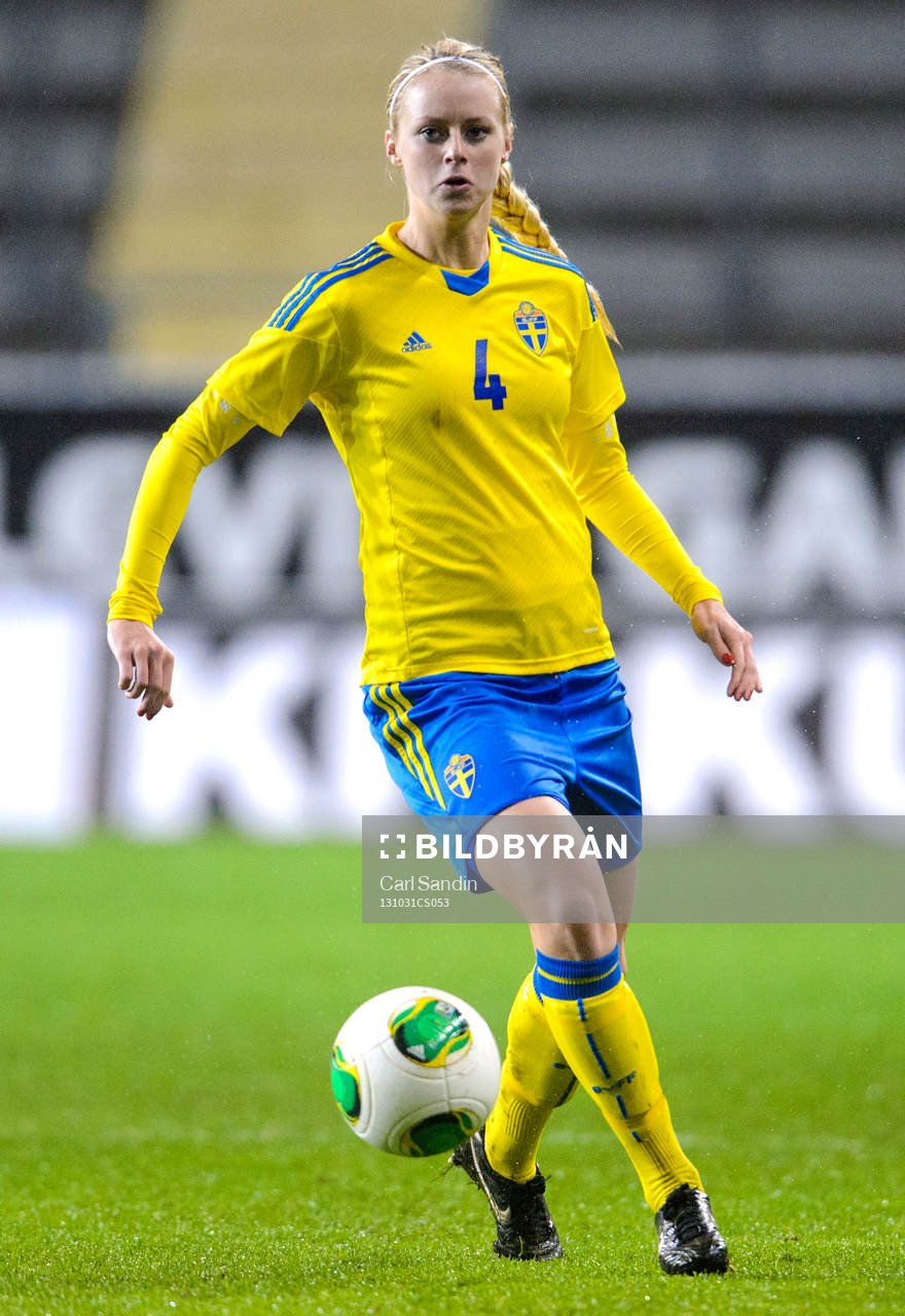 Sveriges Amanda Ilestedt med bollen