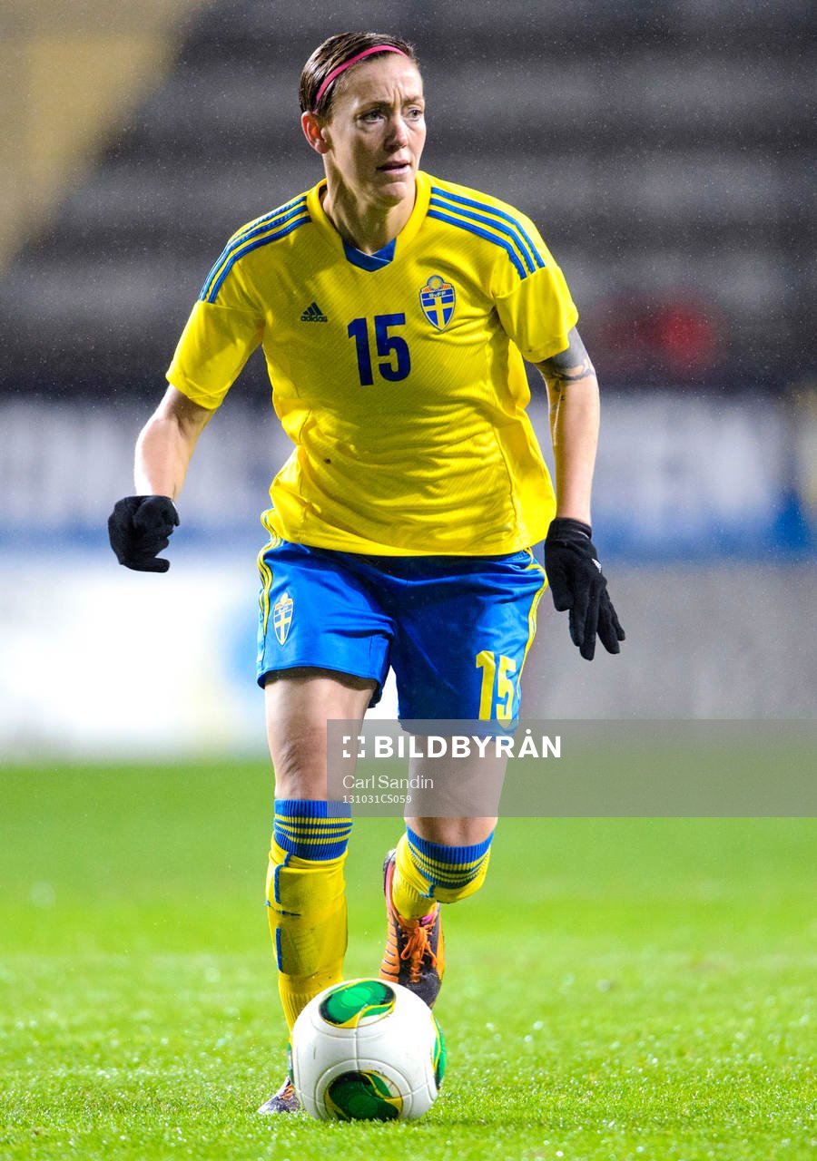 Sveriges Therese Sjögran med bollen